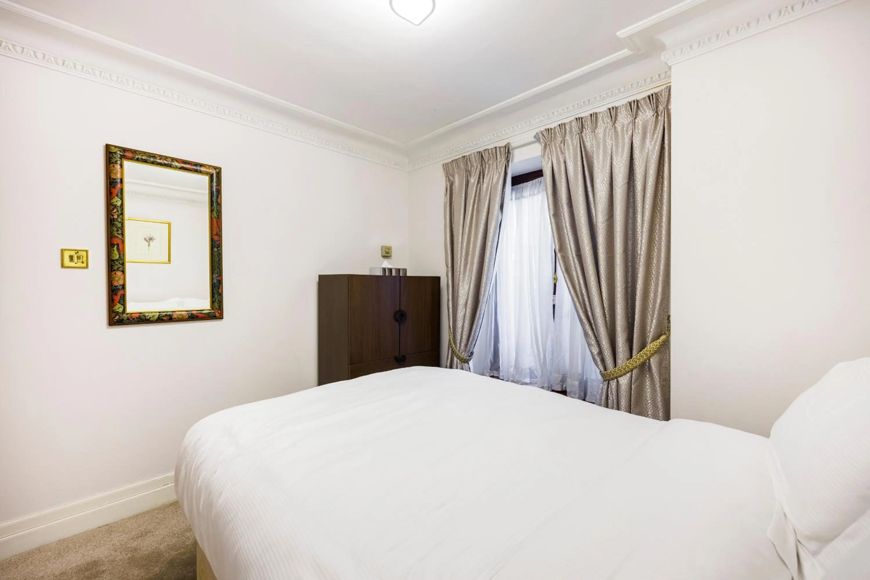 Bedroom, Bed in CARLTON COURT - MAYFAIR