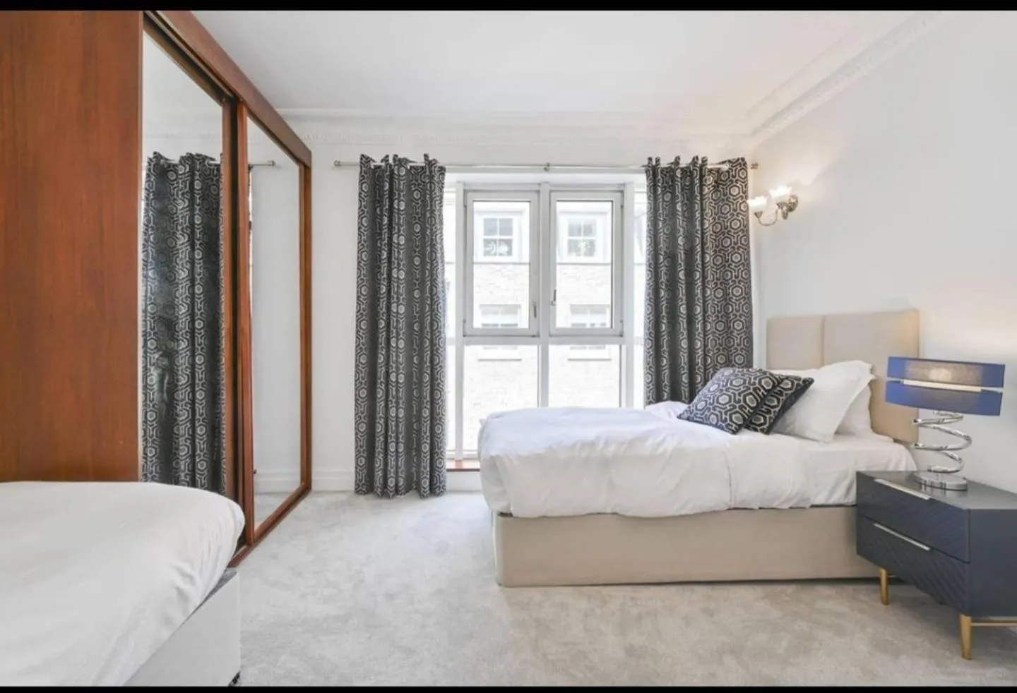 Bedroom, Bed in CARLTON COURT - MAYFAIR