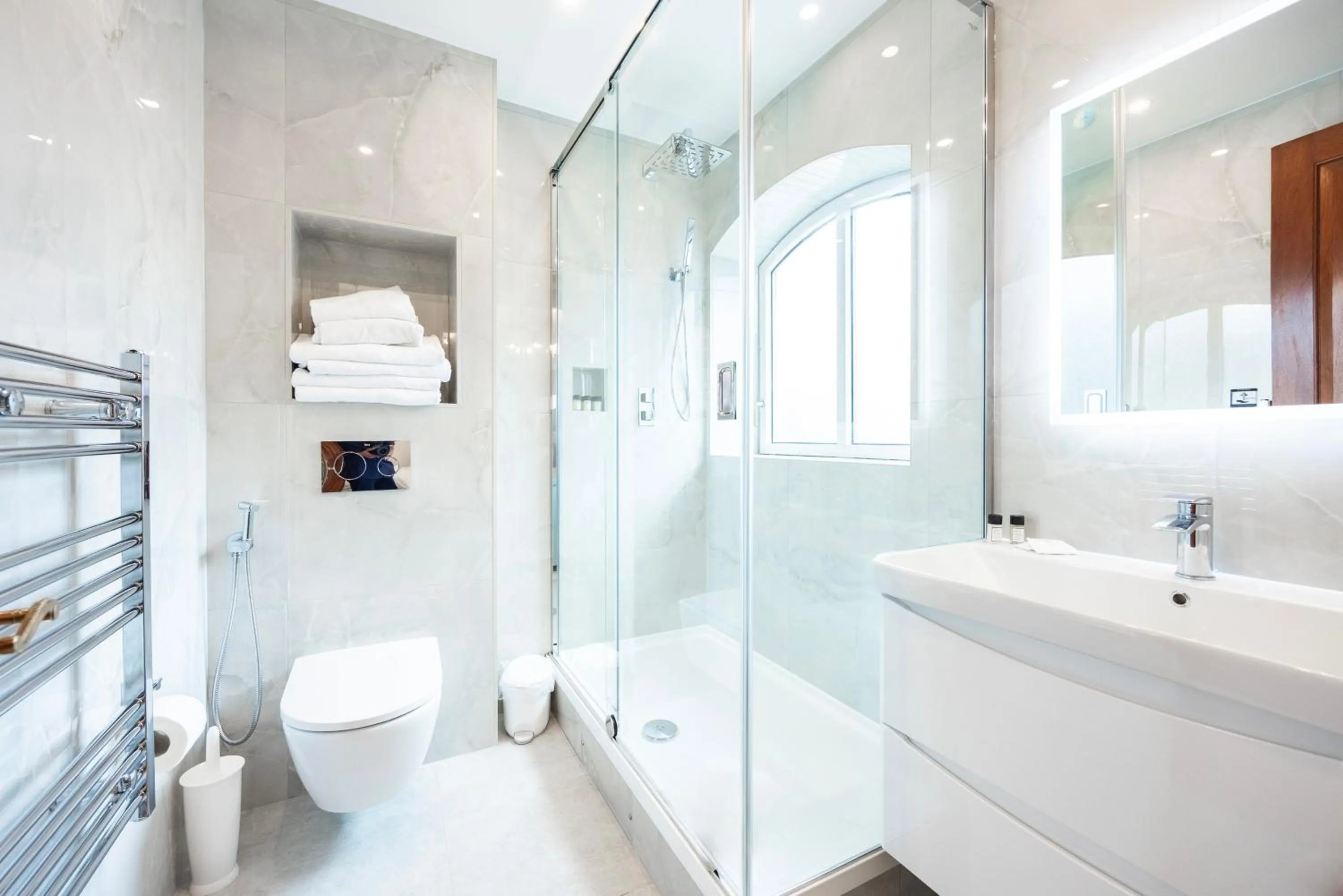 Shower in CARLTON COURT - MAYFAIR