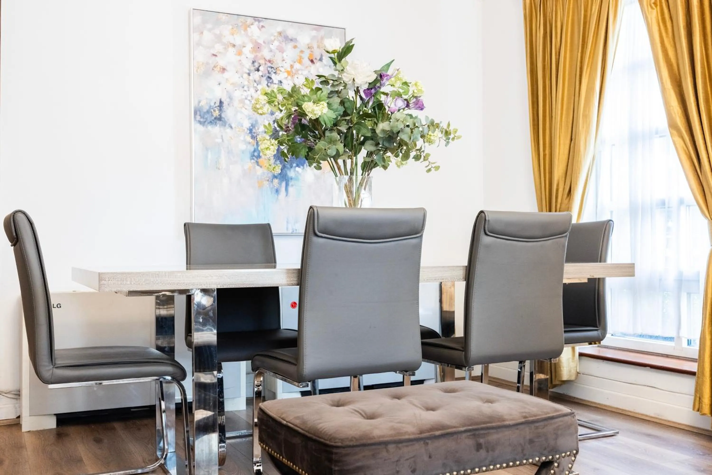 Dining area in CARLTON COURT - MAYFAIR