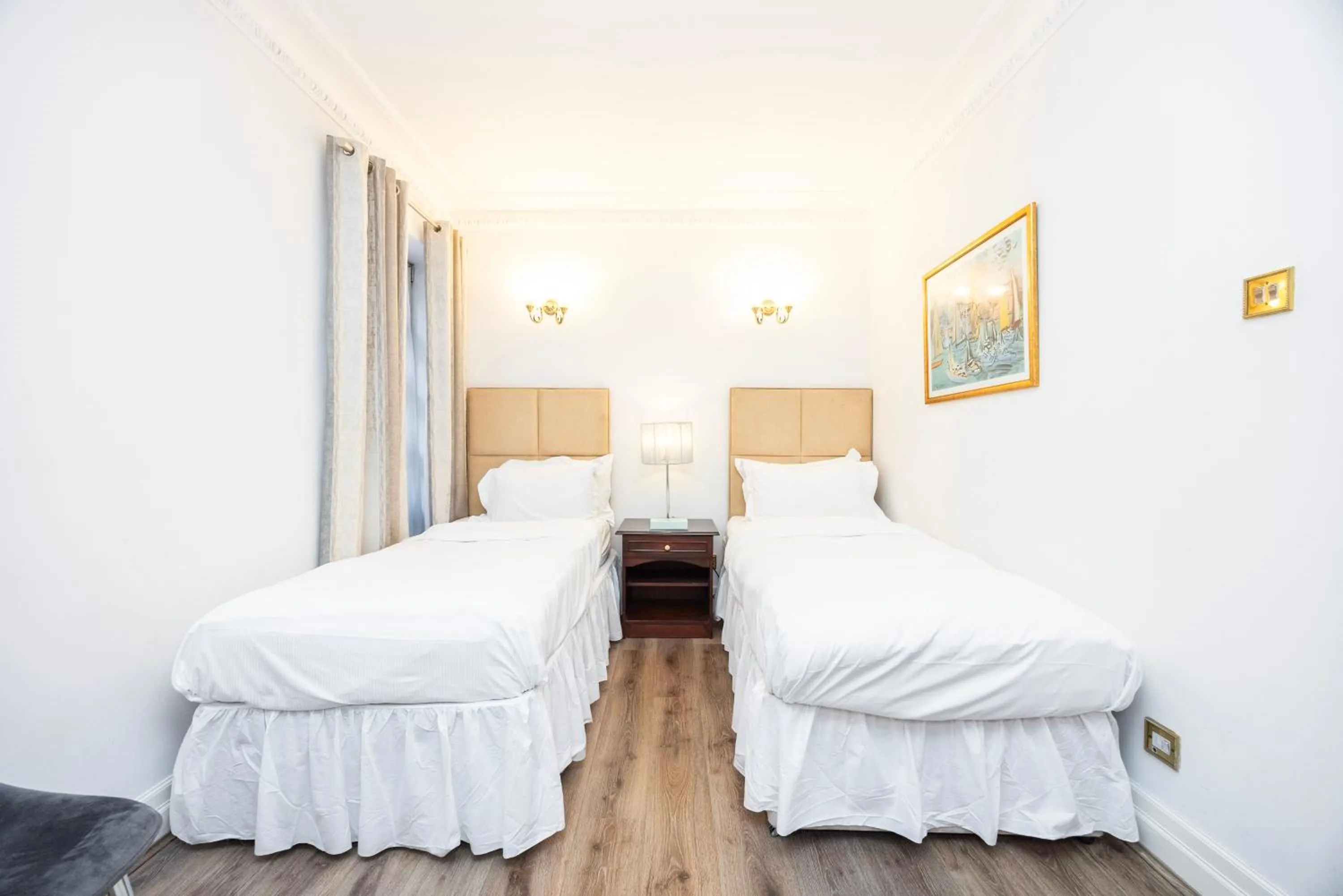 Bedroom, Bed in CARLTON COURT - MAYFAIR