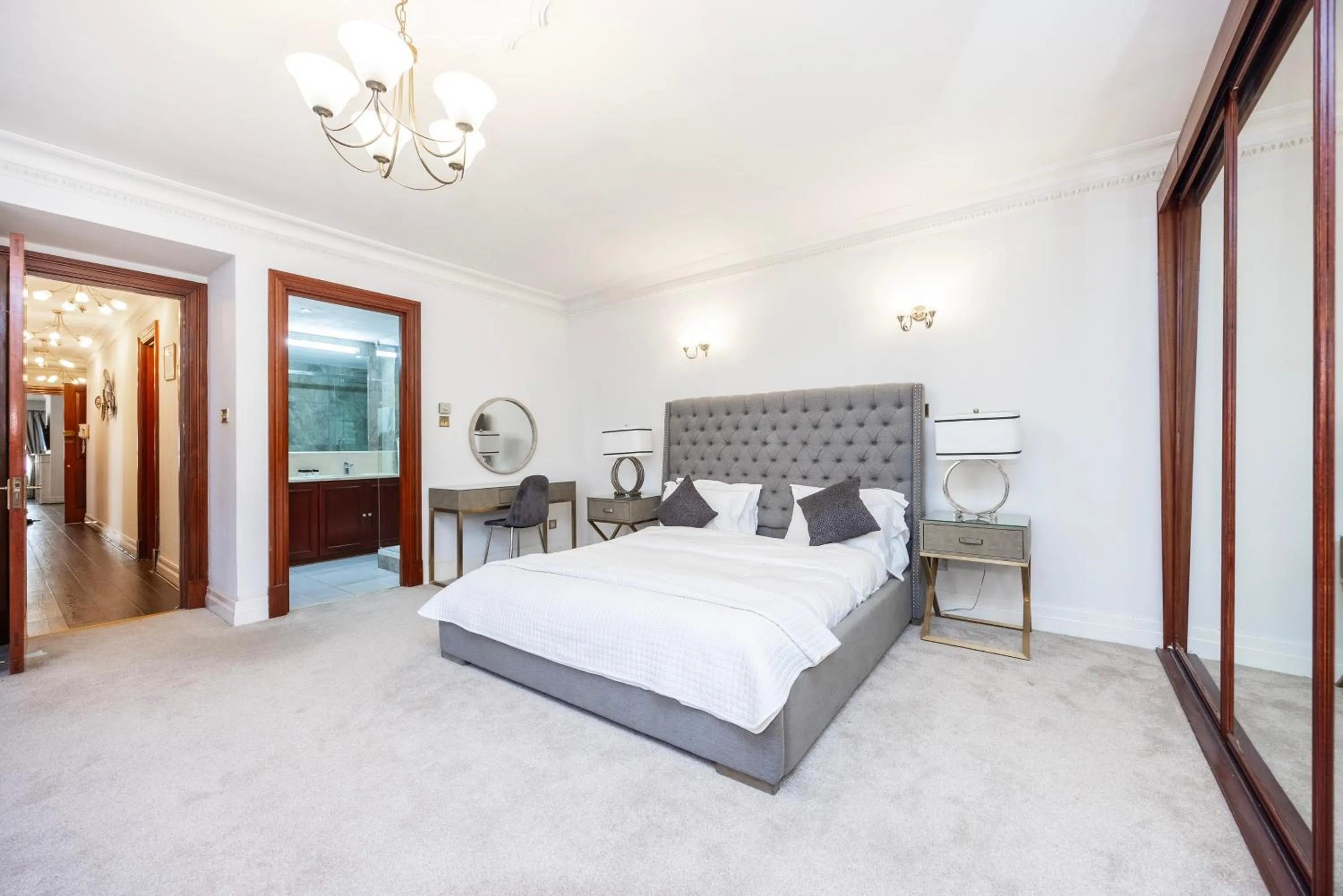 Bedroom, Bed in CARLTON COURT - MAYFAIR