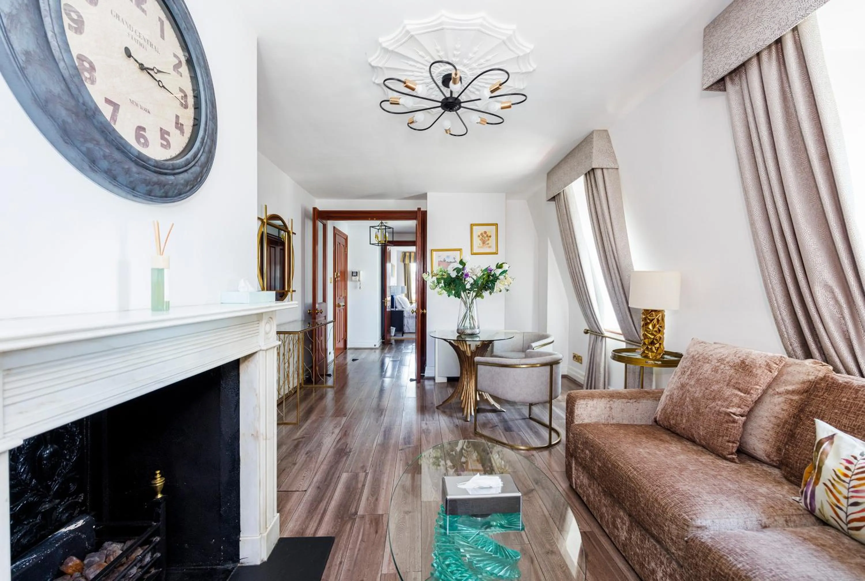 Living room in CARLTON COURT - MAYFAIR