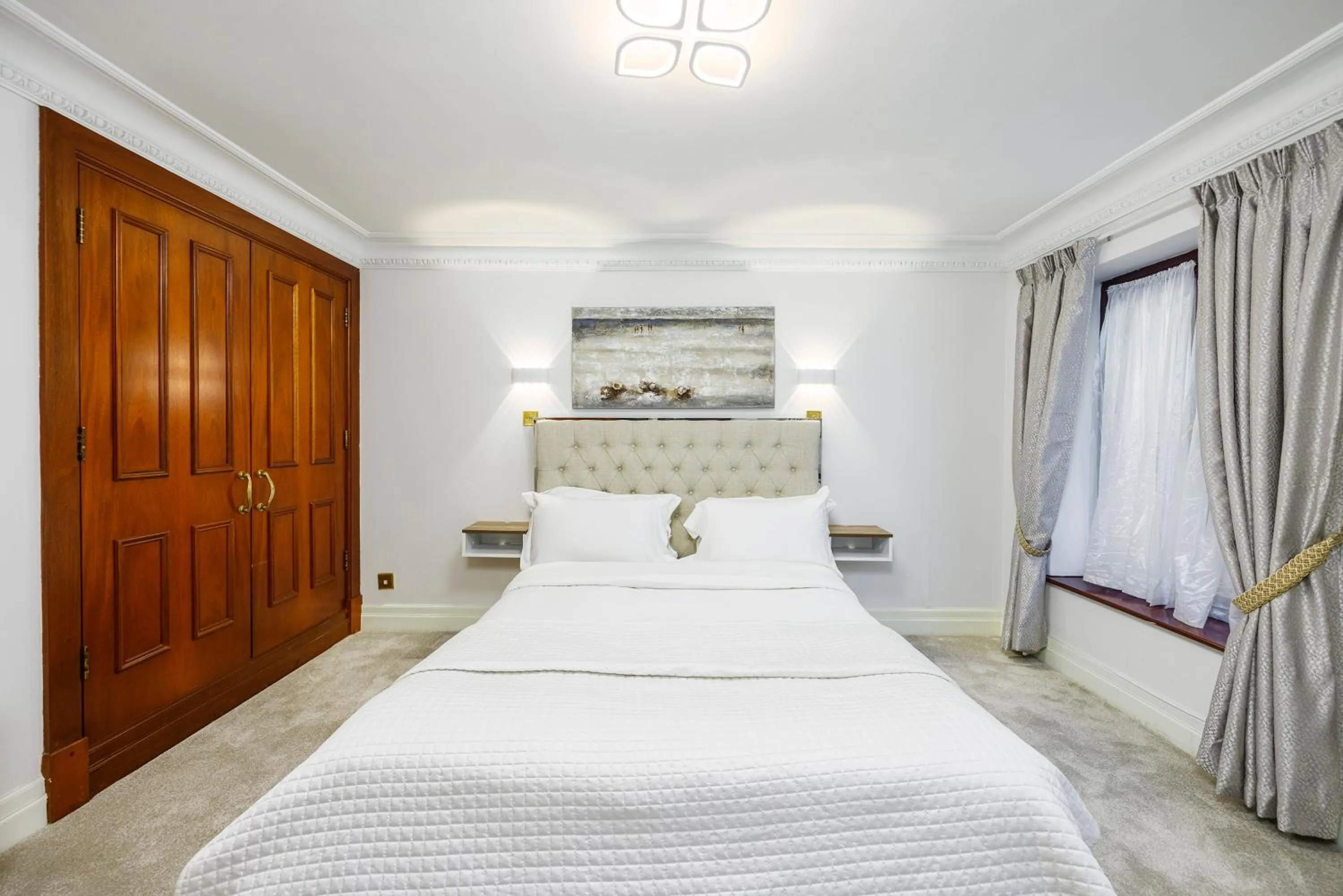 Bedroom, Bed in CARLTON COURT - MAYFAIR