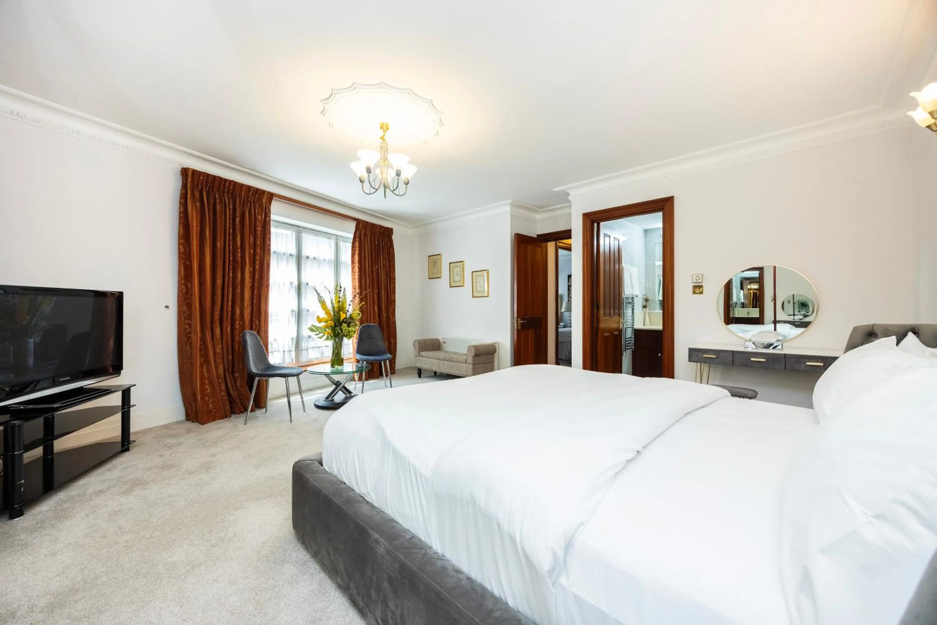 Living room, Bed in CARLTON COURT - MAYFAIR
