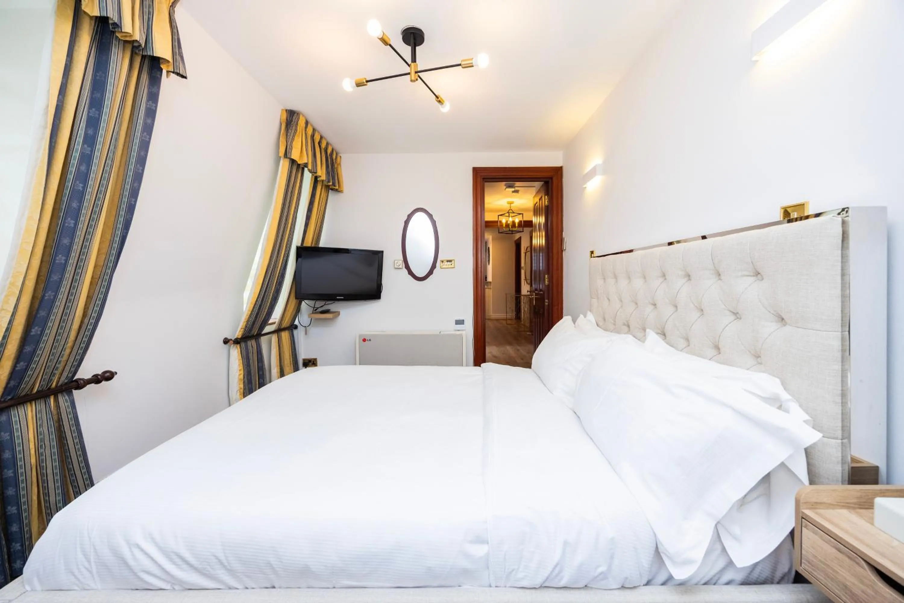 Bedroom, Bed in CARLTON COURT - MAYFAIR