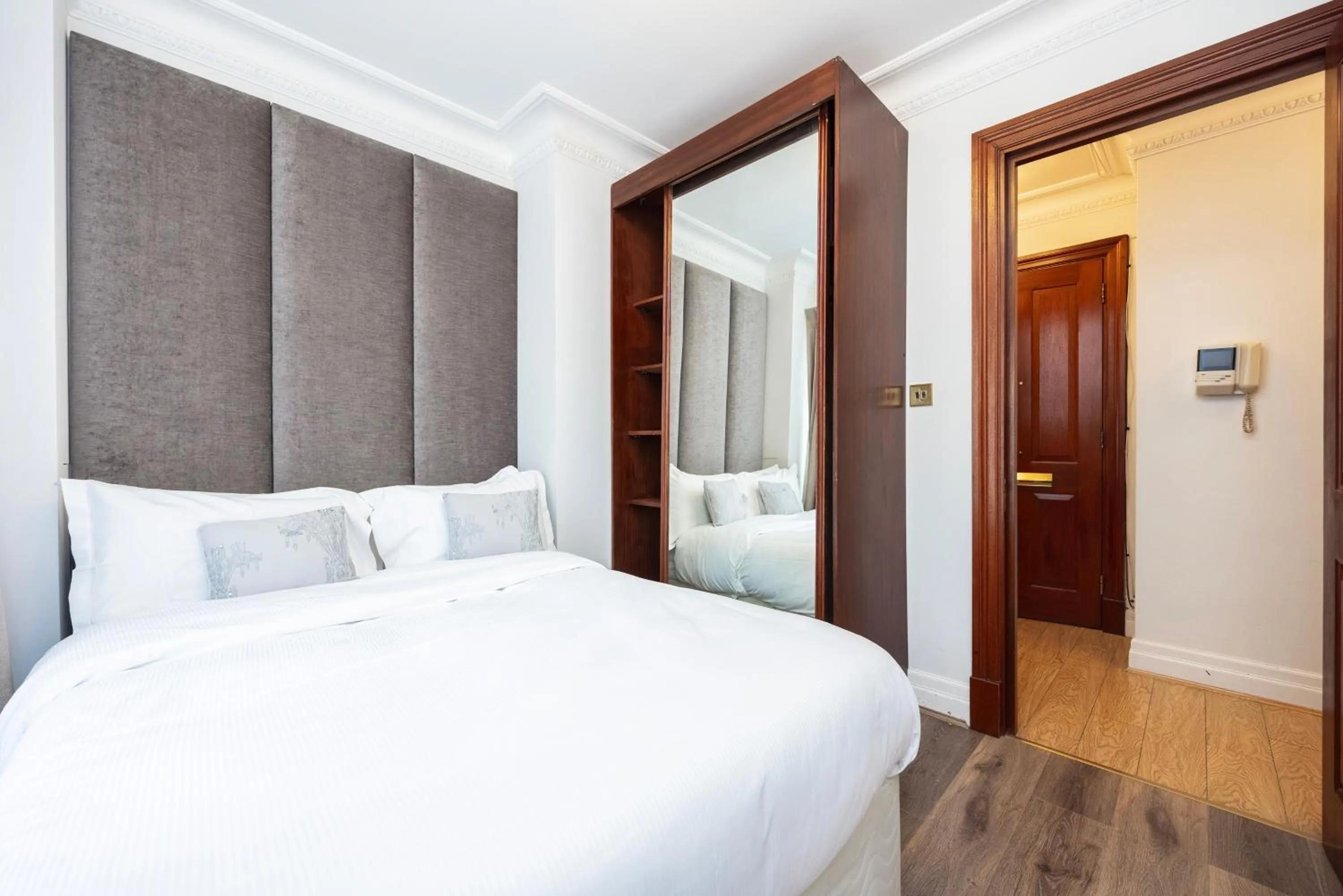 Bed in CARLTON COURT - MAYFAIR