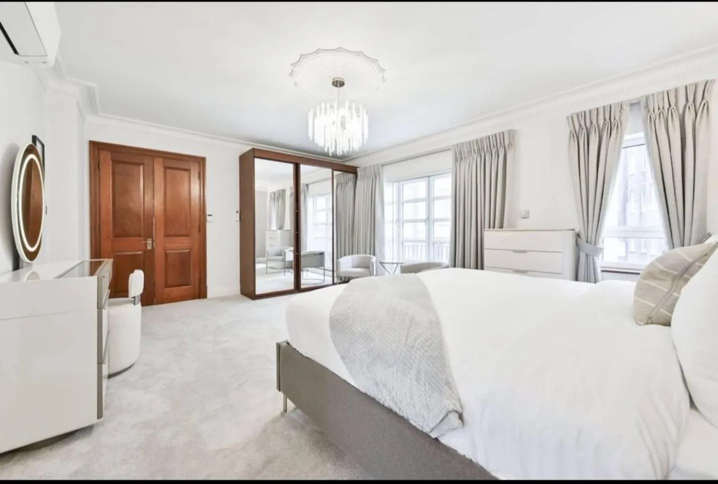 Bed in CARLTON COURT - MAYFAIR