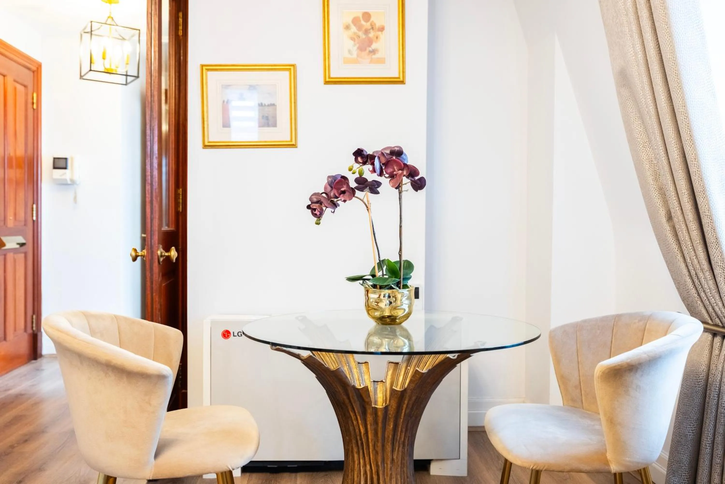 Seating area in CARLTON COURT - MAYFAIR