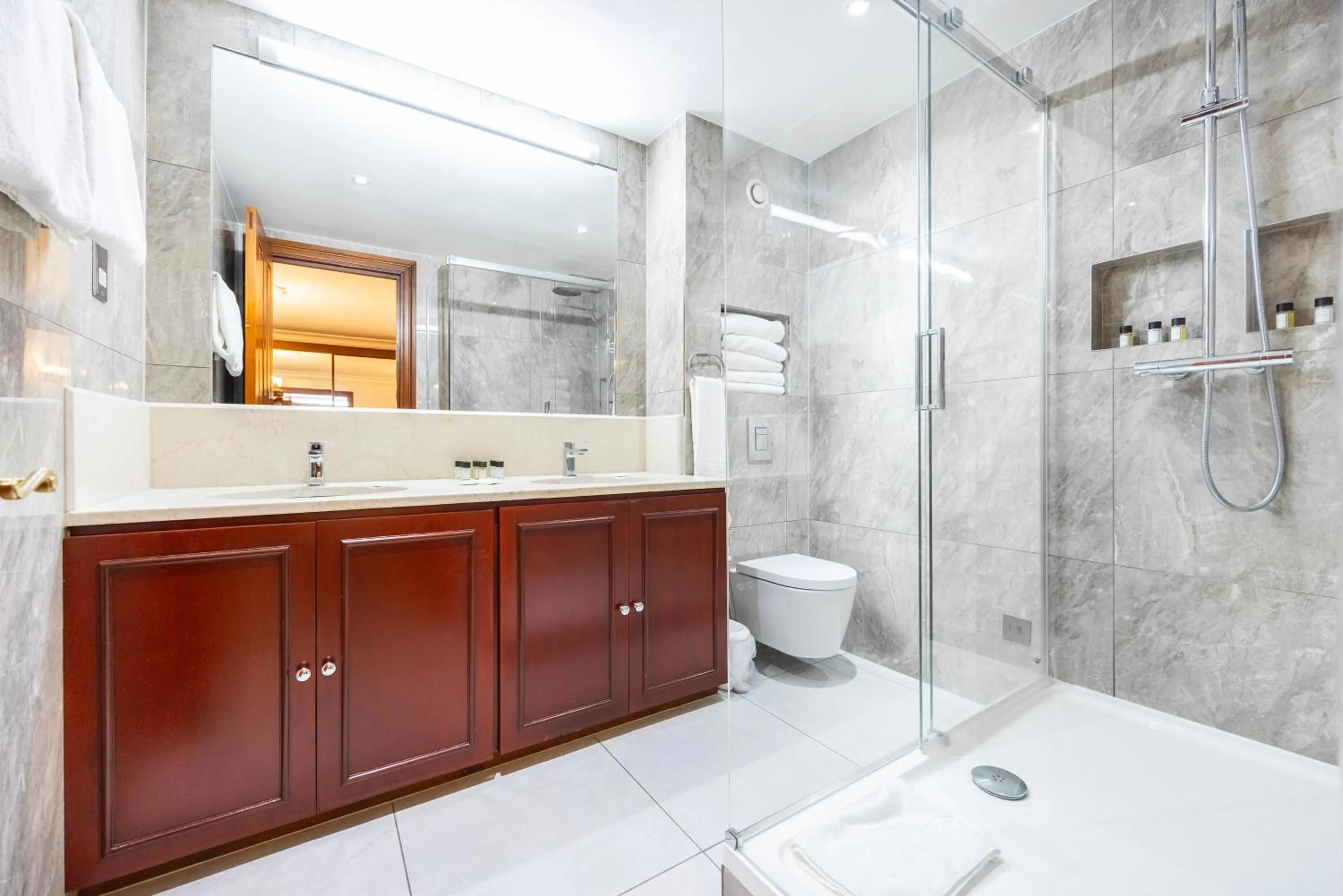 Shower in CARLTON COURT - MAYFAIR