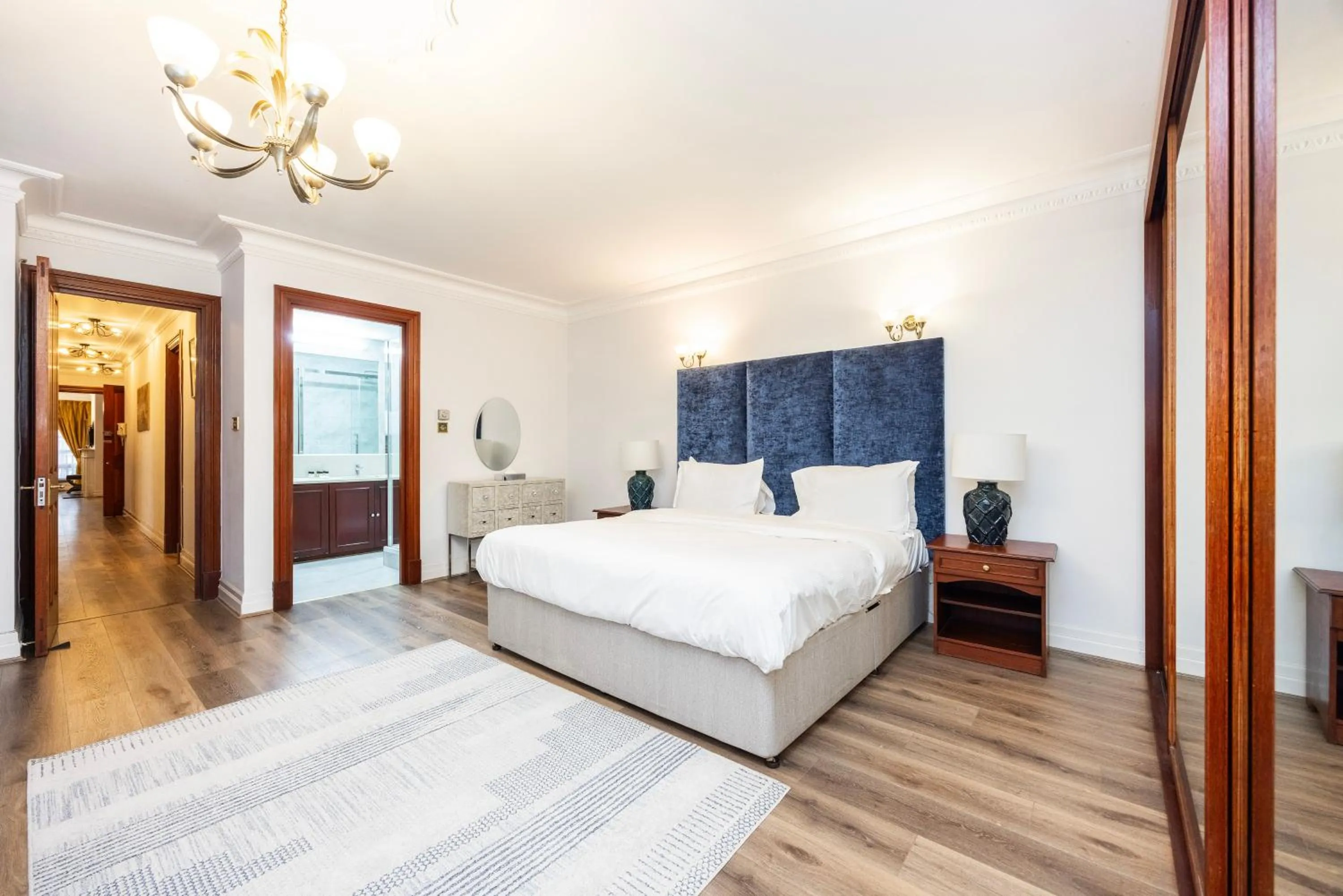 Bed in CARLTON COURT - MAYFAIR