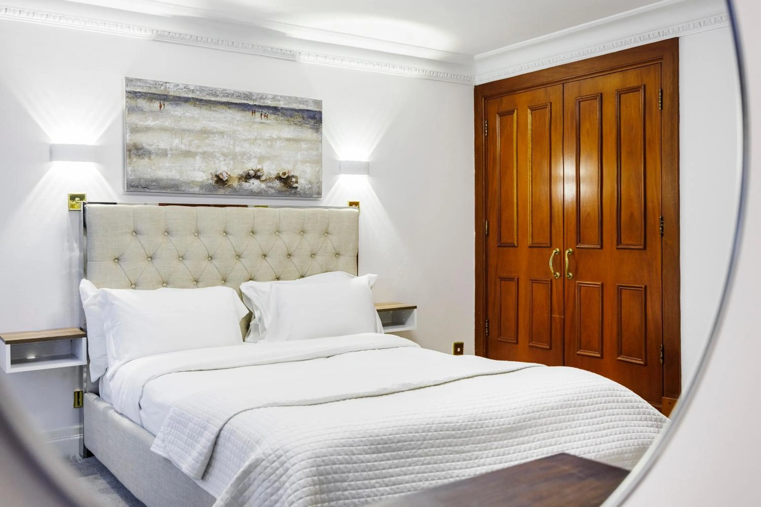 Bedroom, Bed in CARLTON COURT - MAYFAIR
