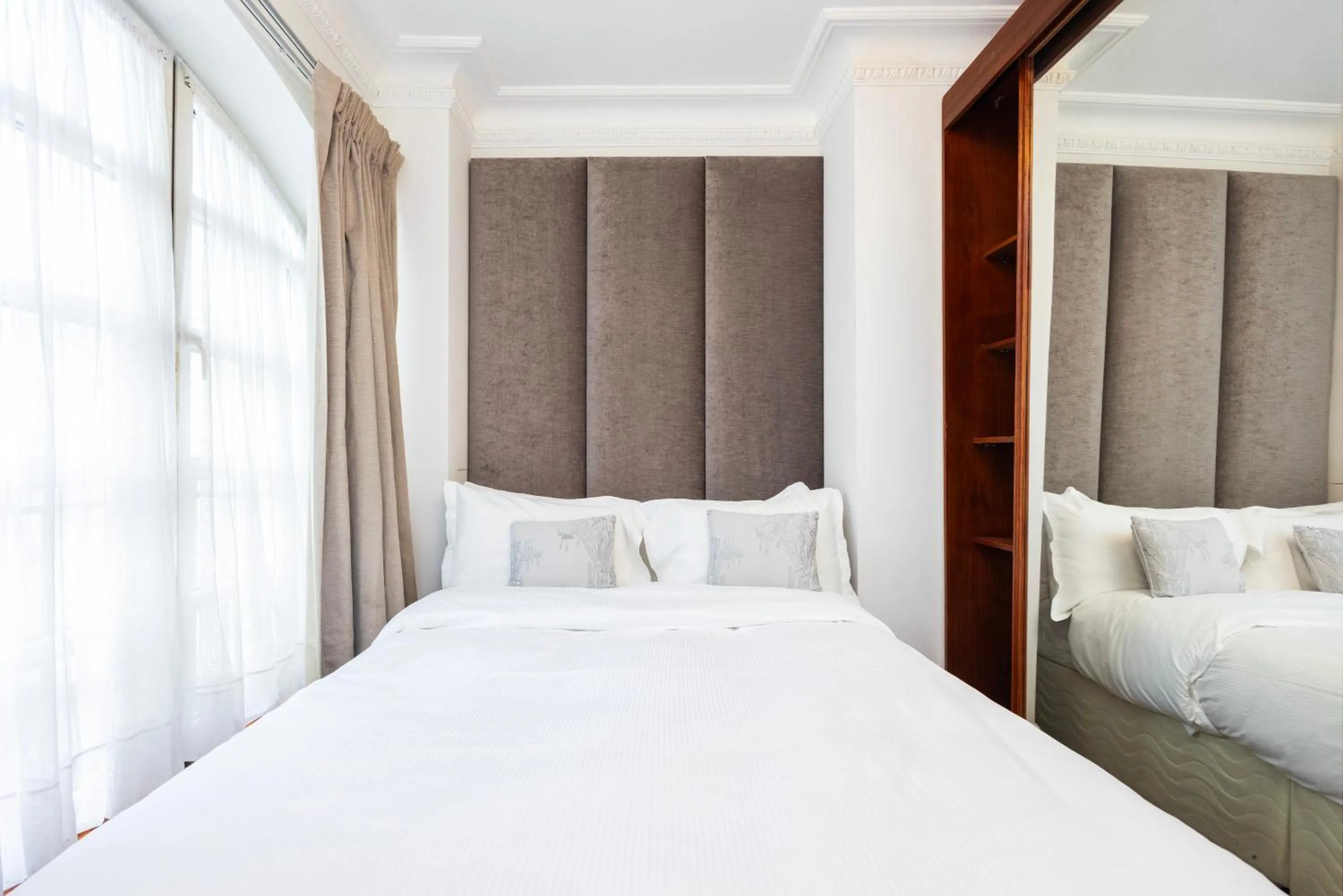 Bedroom, Bed in CARLTON COURT - MAYFAIR