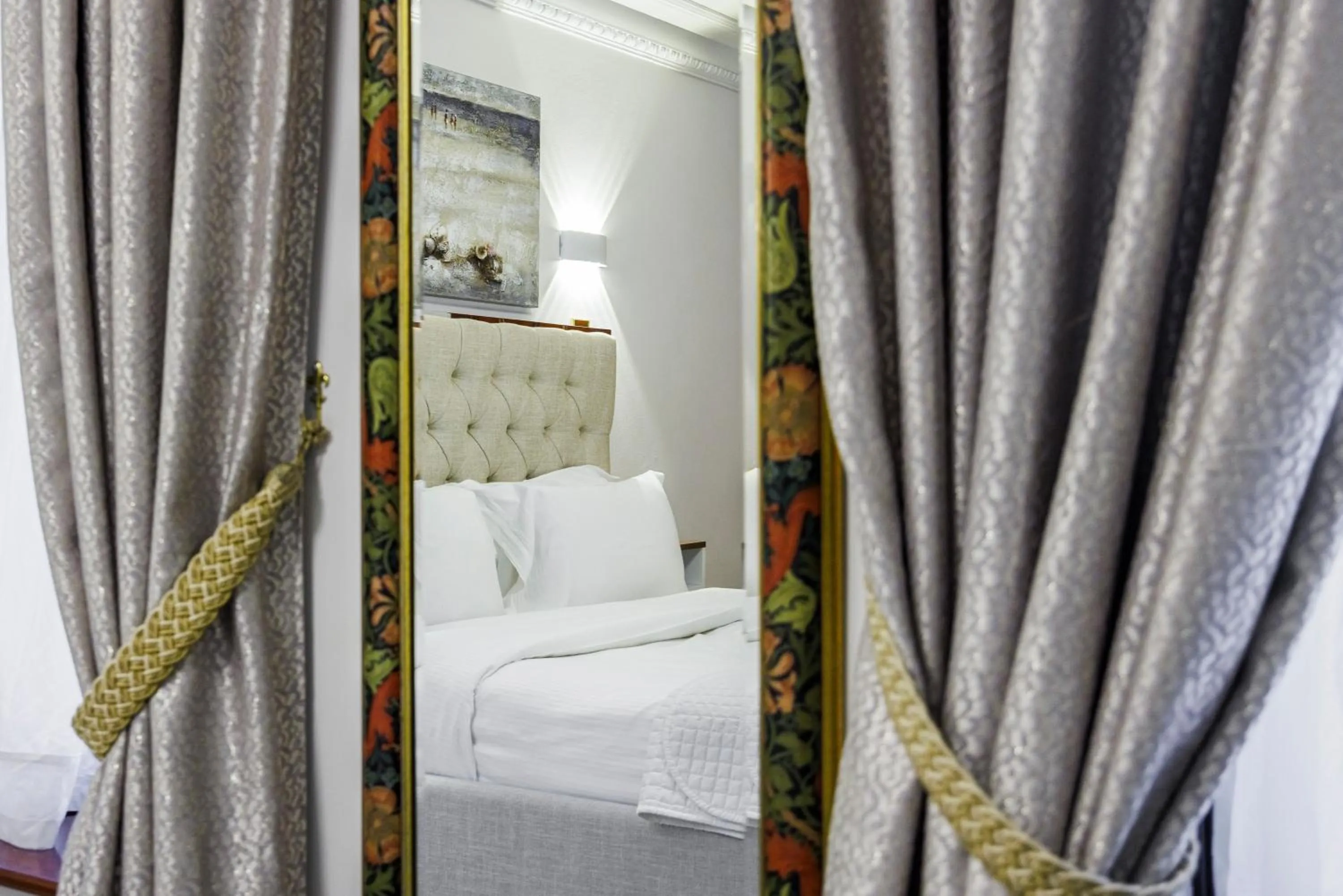 Bedroom, Bed in CARLTON COURT - MAYFAIR