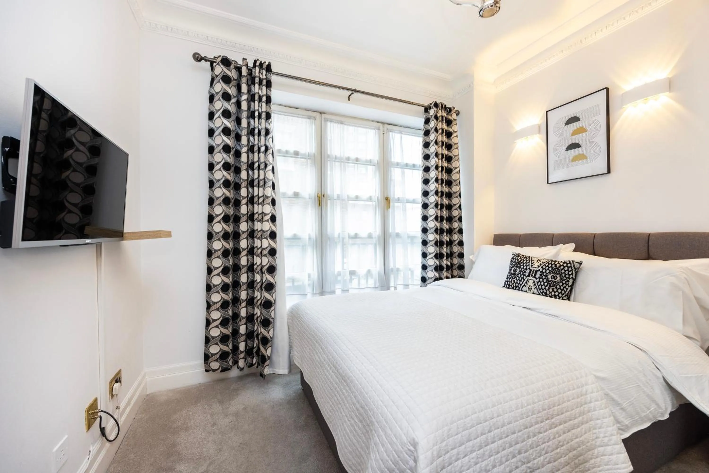 Photo of the whole room, Bed in CARLTON COURT - MAYFAIR
