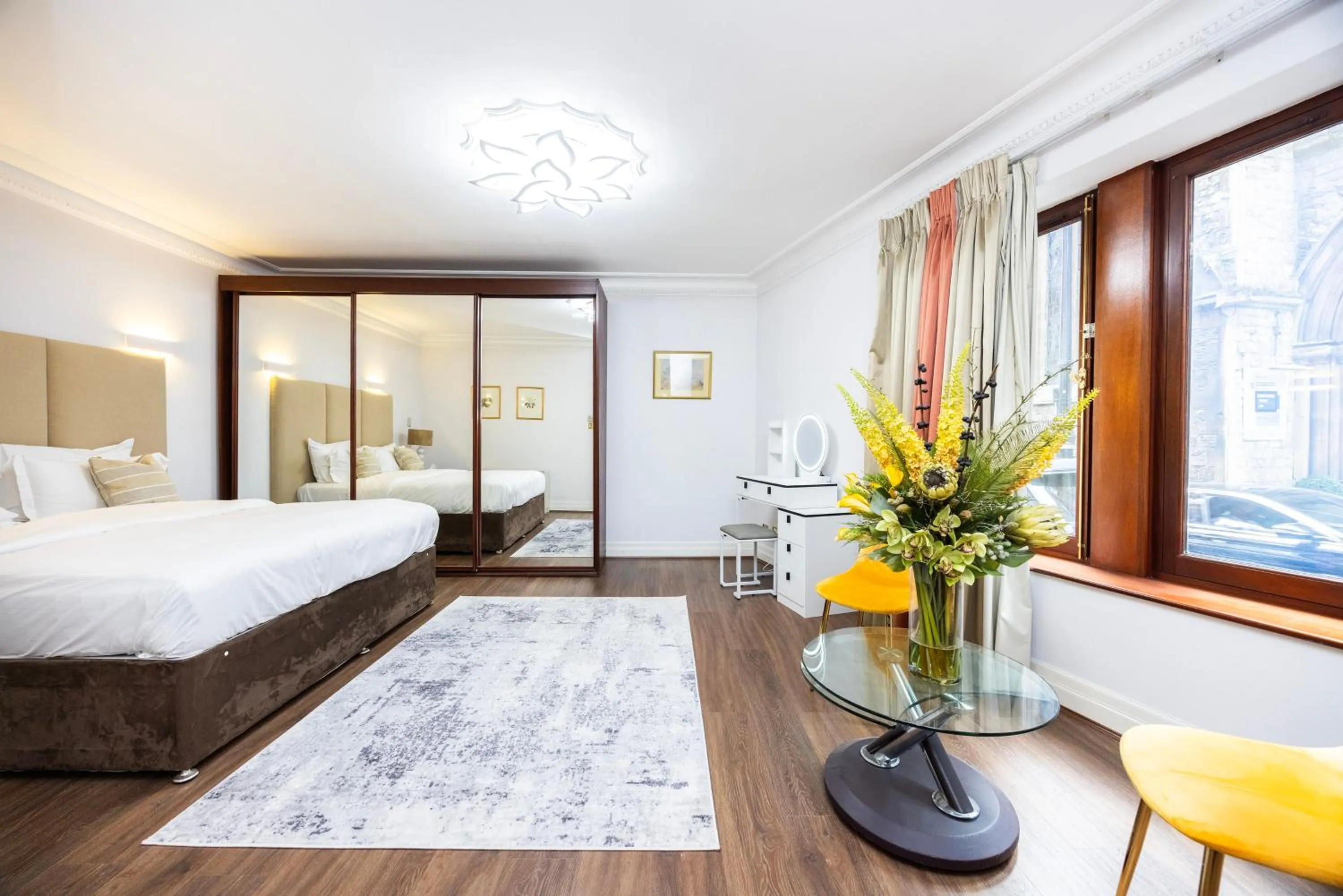 Bedroom, Bed in CARLTON COURT - MAYFAIR