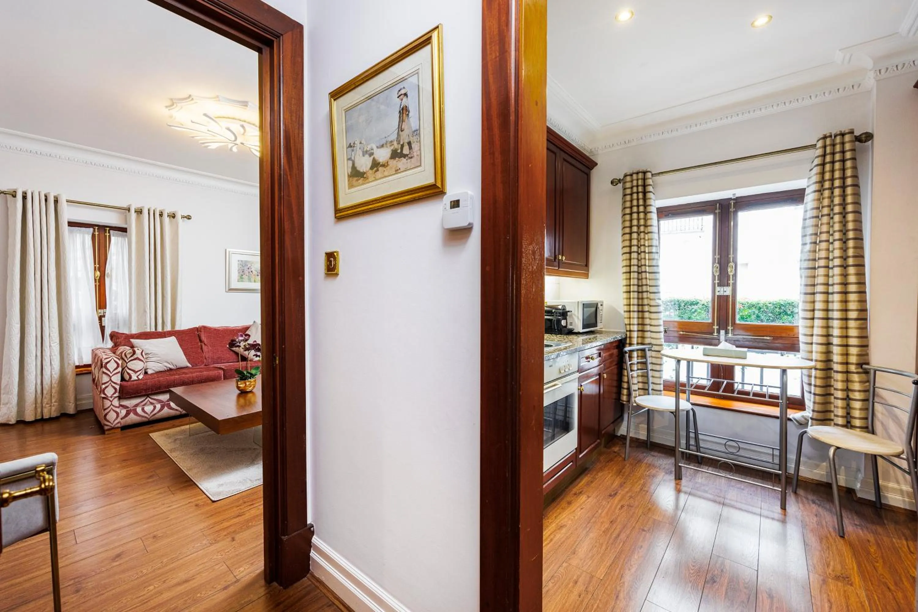 Living room, Bed in CARLTON COURT - MAYFAIR
