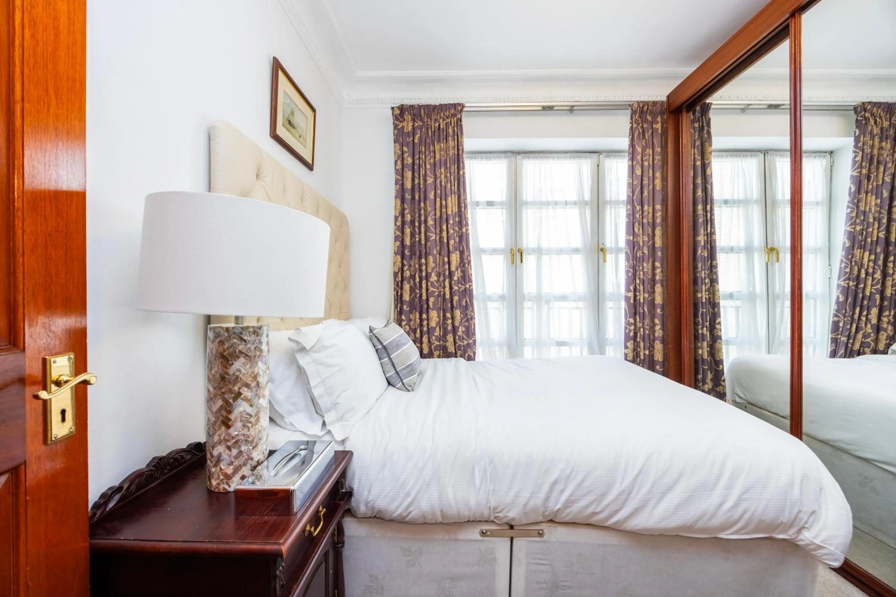 Bedroom, Bed in CARLTON COURT - MAYFAIR