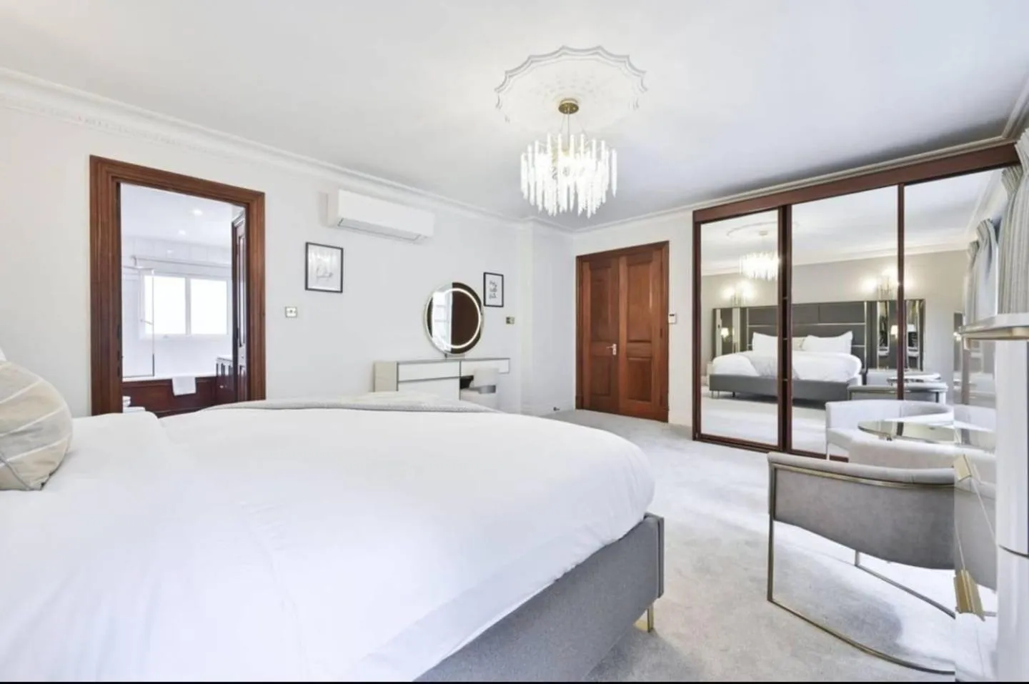 Bathroom, Bed in CARLTON COURT - MAYFAIR