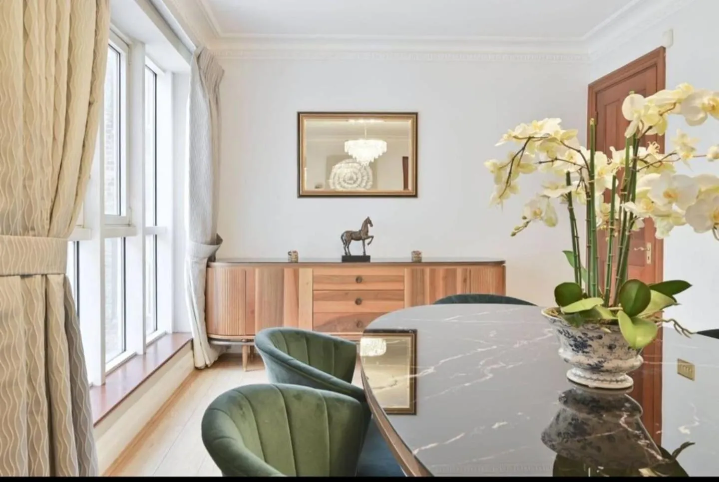 Living room in CARLTON COURT - MAYFAIR