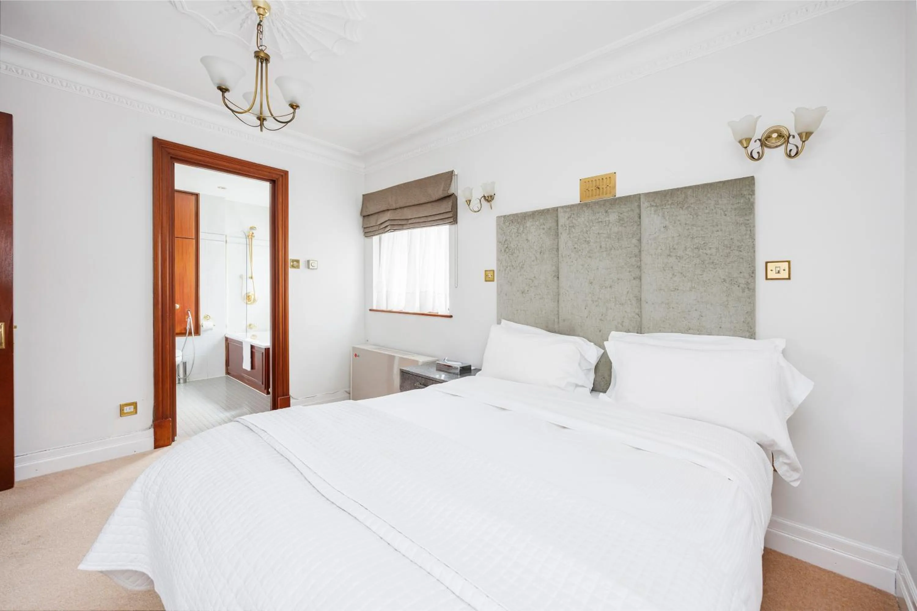 Bedroom, Bed in CARLTON COURT - MAYFAIR