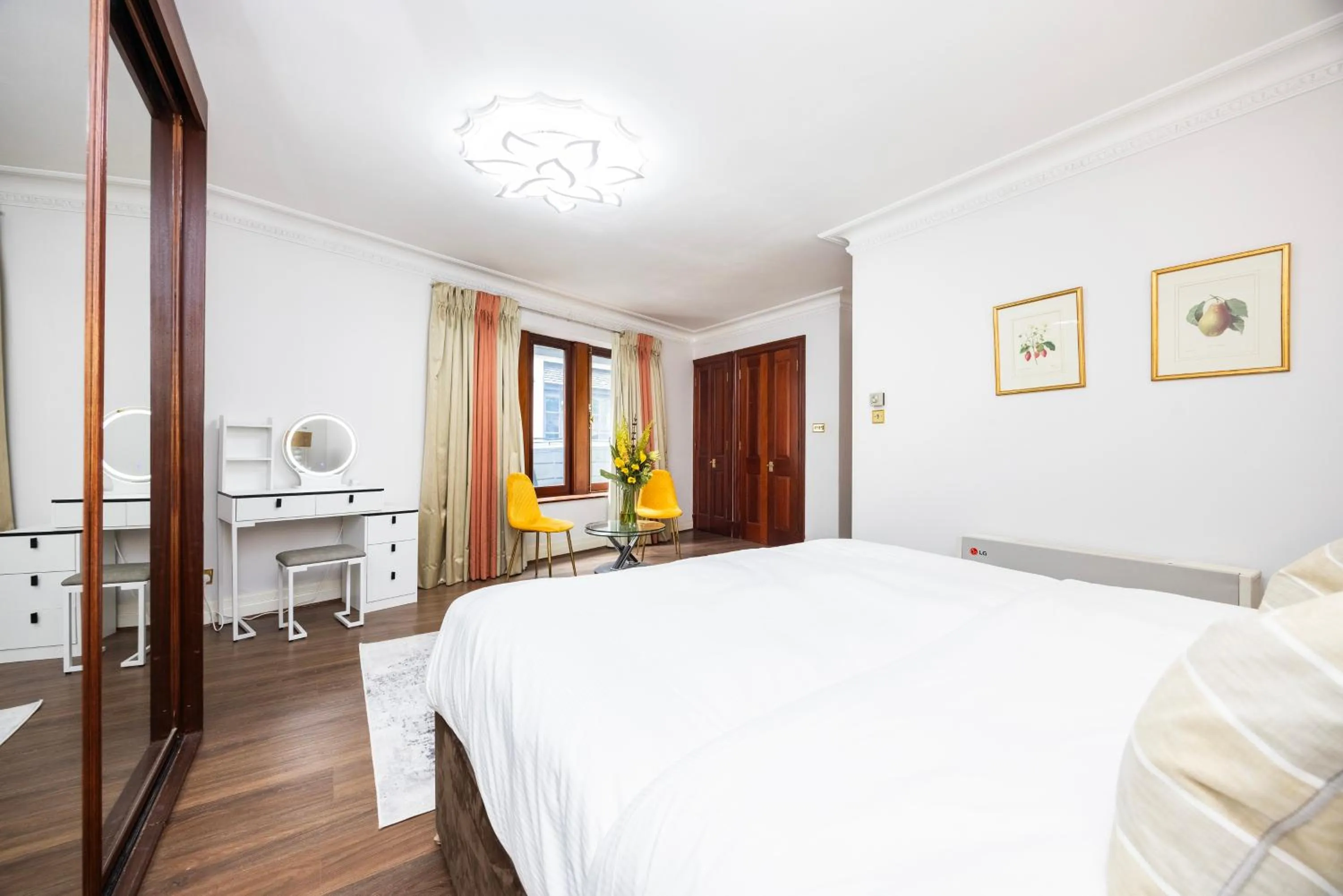 Bed in CARLTON COURT - MAYFAIR