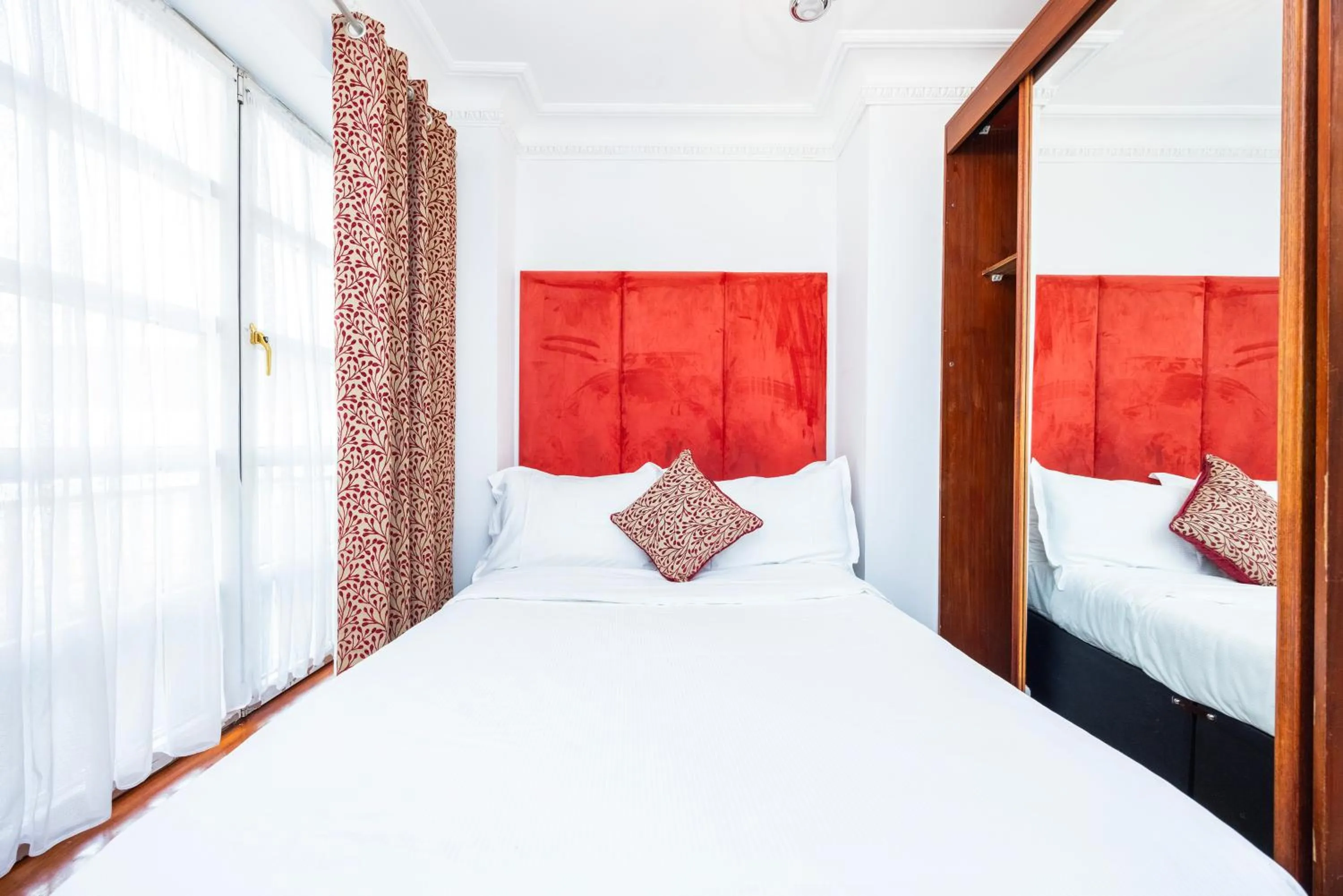 Bedroom, Bed in CARLTON COURT - MAYFAIR