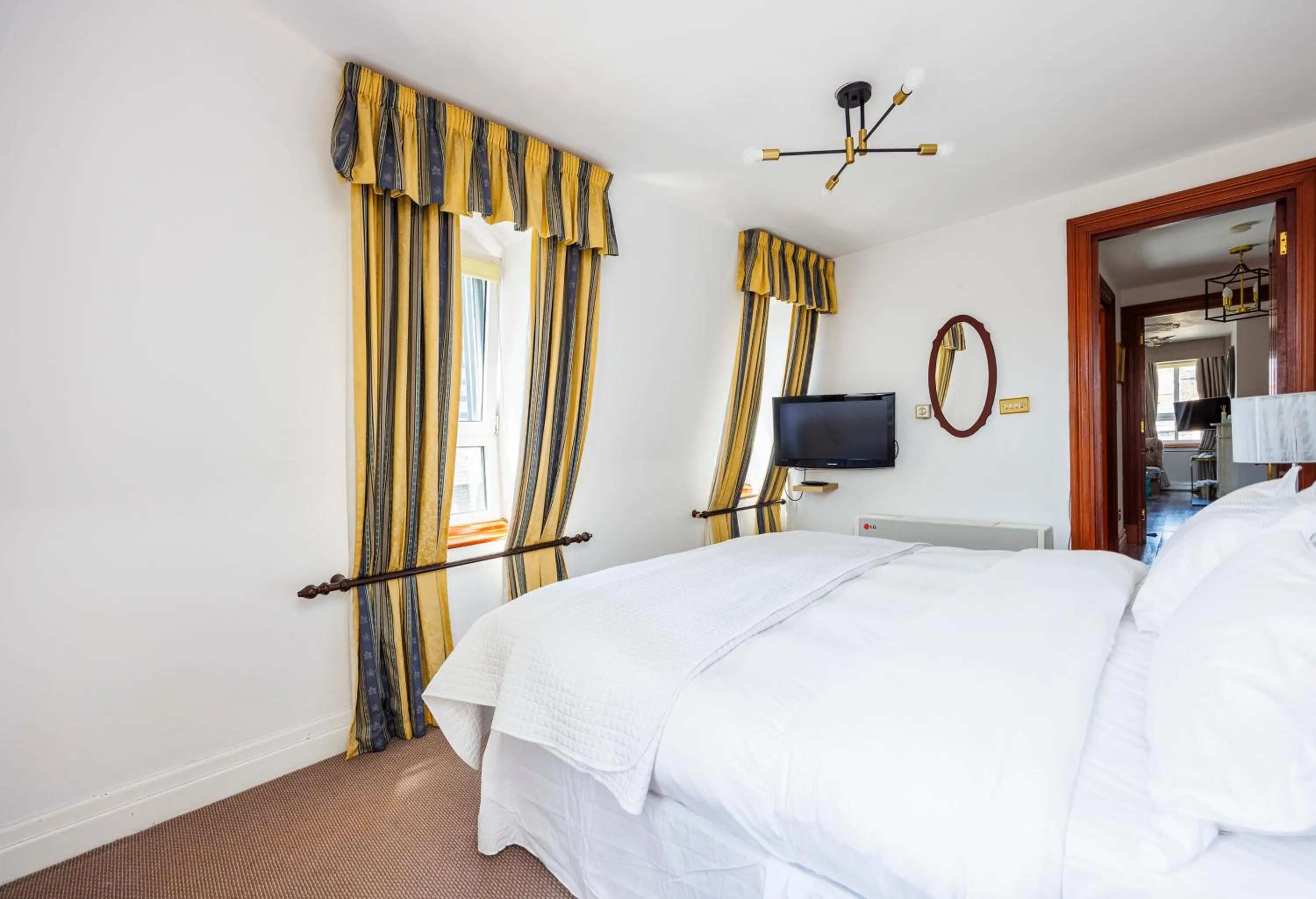 Bedroom, Bed in CARLTON COURT - MAYFAIR