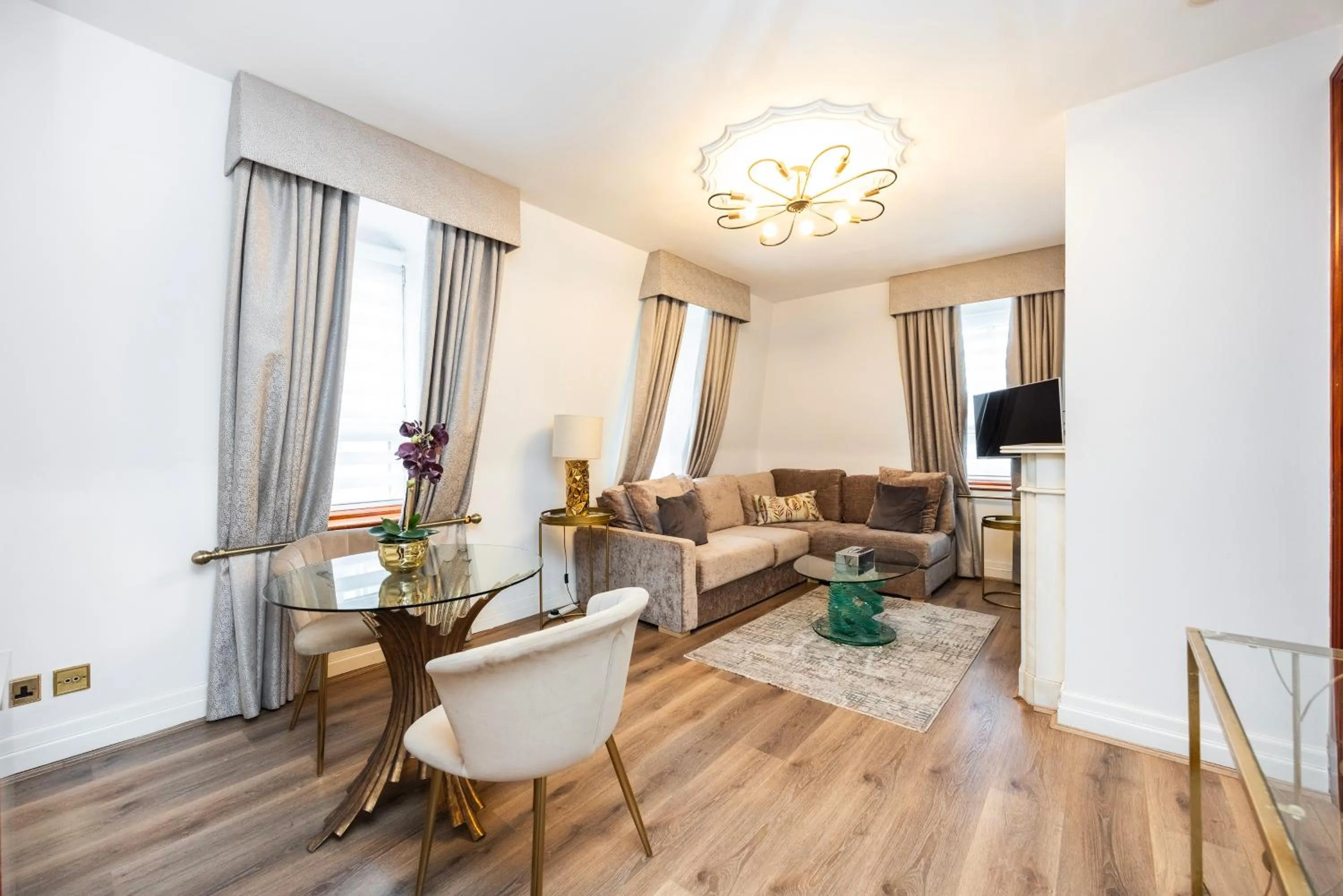 Seating area in CARLTON COURT - MAYFAIR