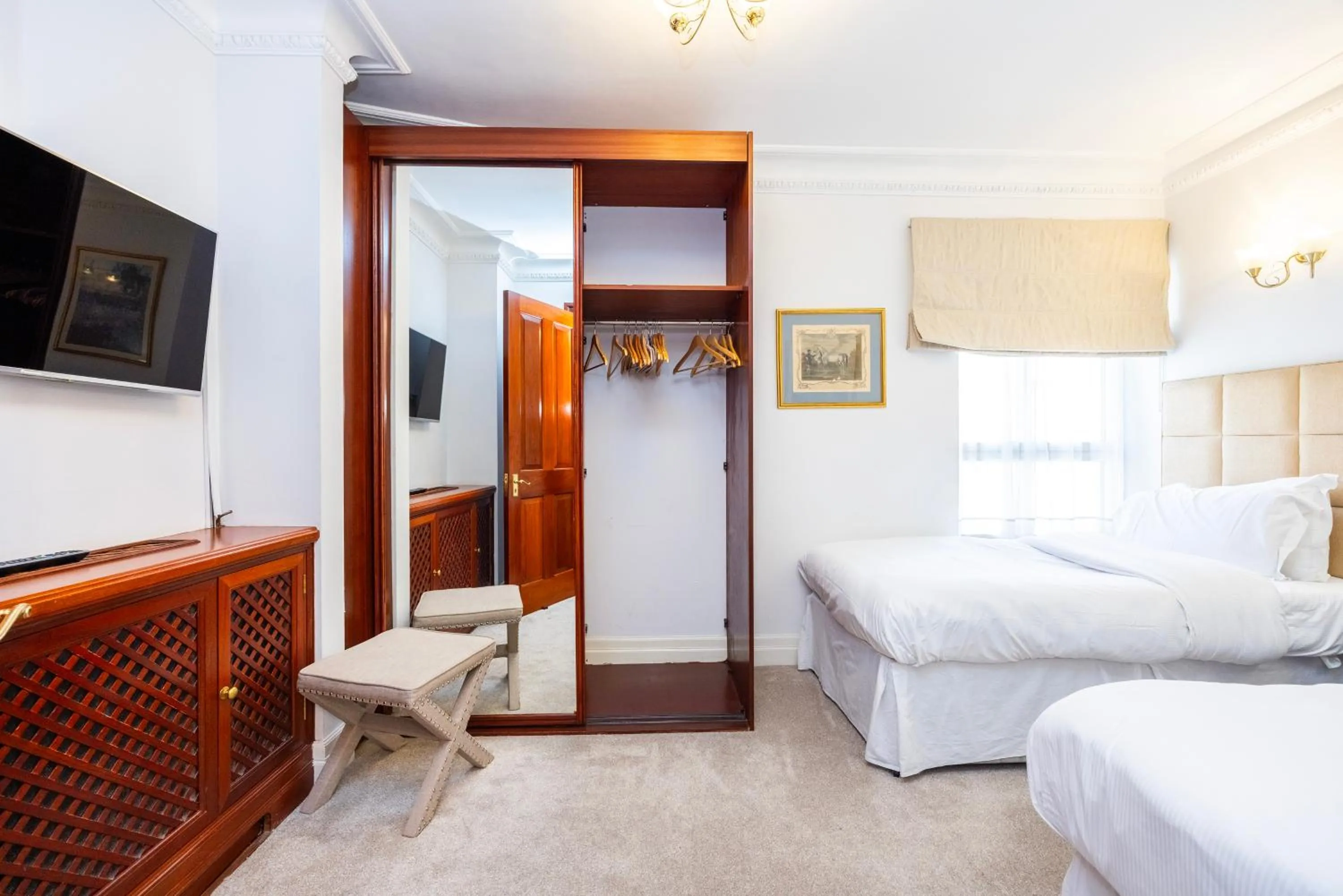 Bedroom, Bed in CARLTON COURT - MAYFAIR