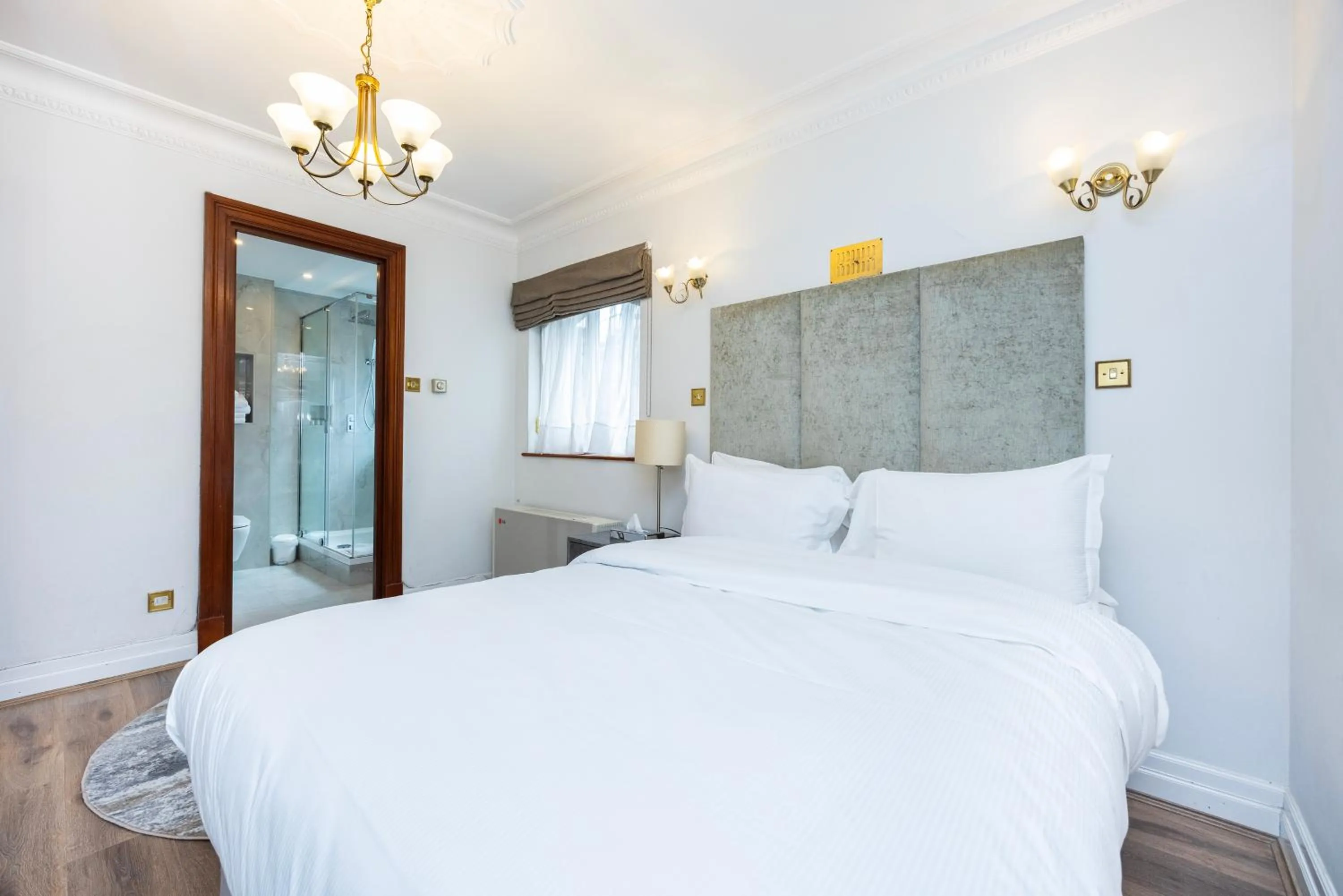 Bedroom, Bed in CARLTON COURT - MAYFAIR