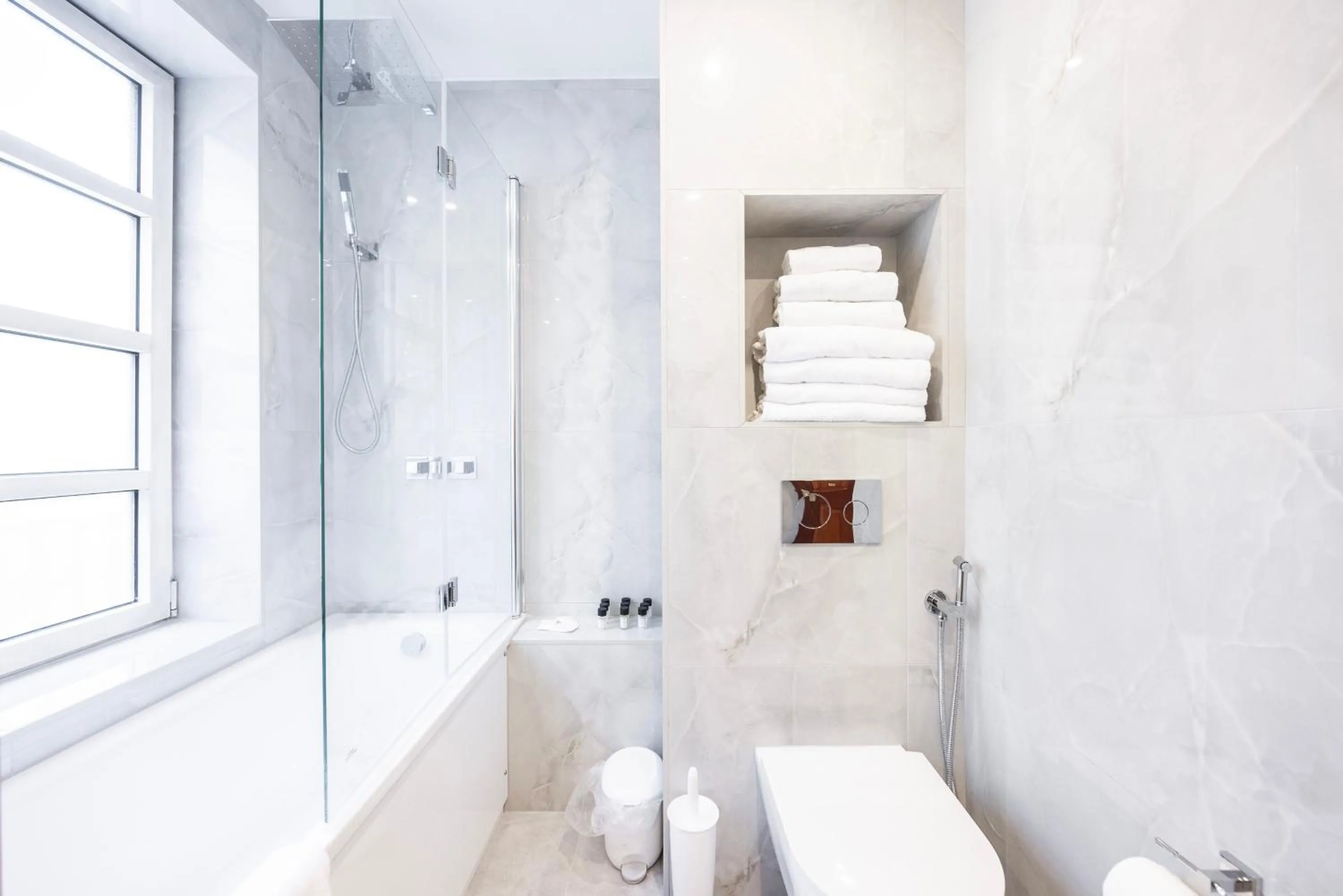 Property building in CARLTON COURT - MAYFAIR