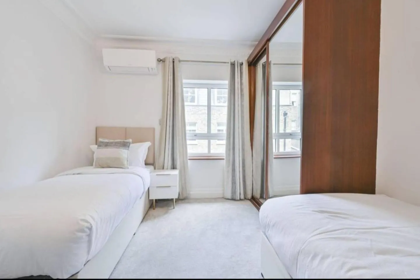 Bedroom, Bed in CARLTON COURT - MAYFAIR