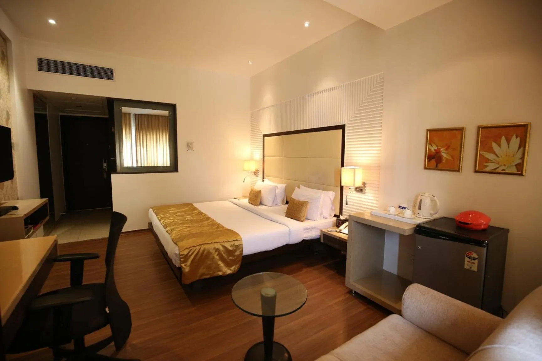 Photo of the whole room, Bed in Moti Mahal