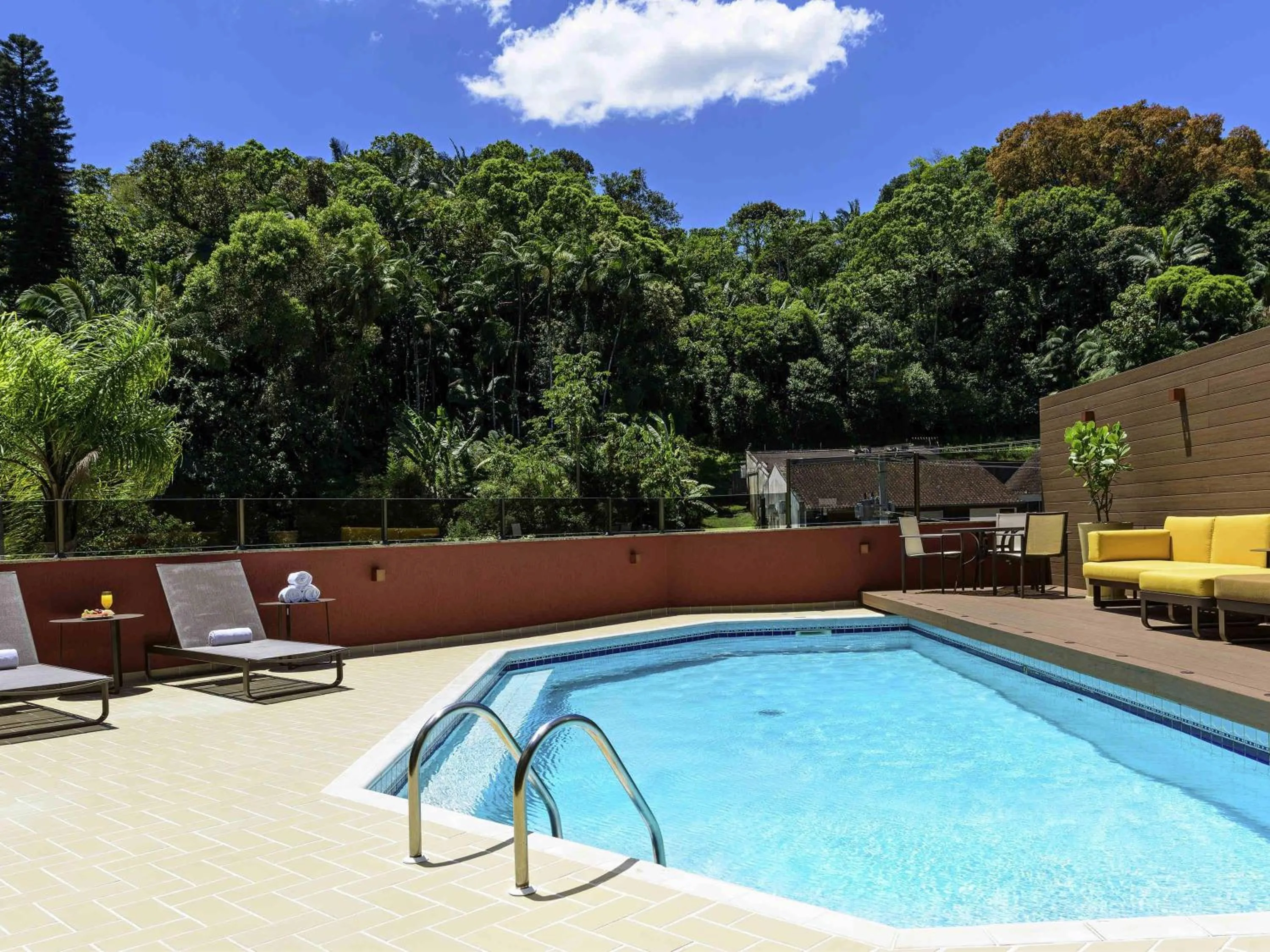 Pool view in Mercure Joinville Prinz