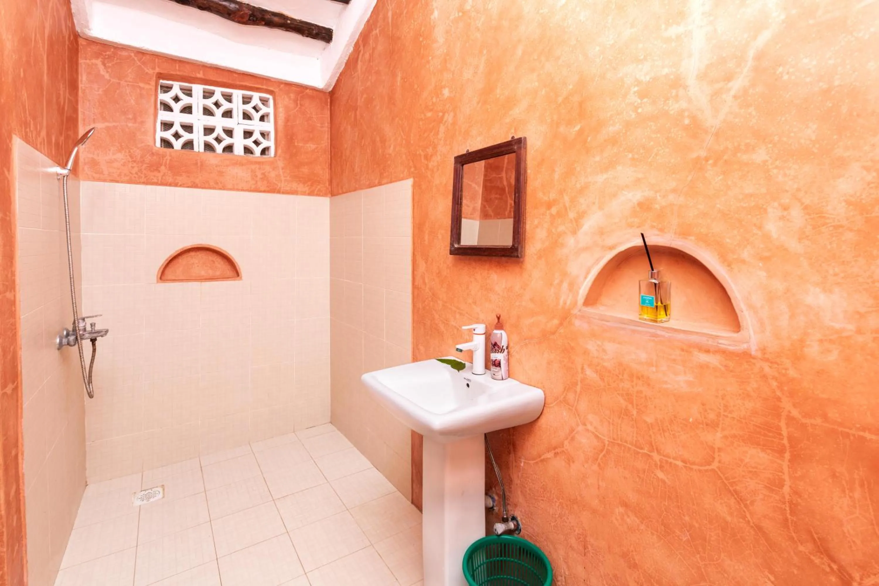 Shower in Demani Lodge Zanzibar