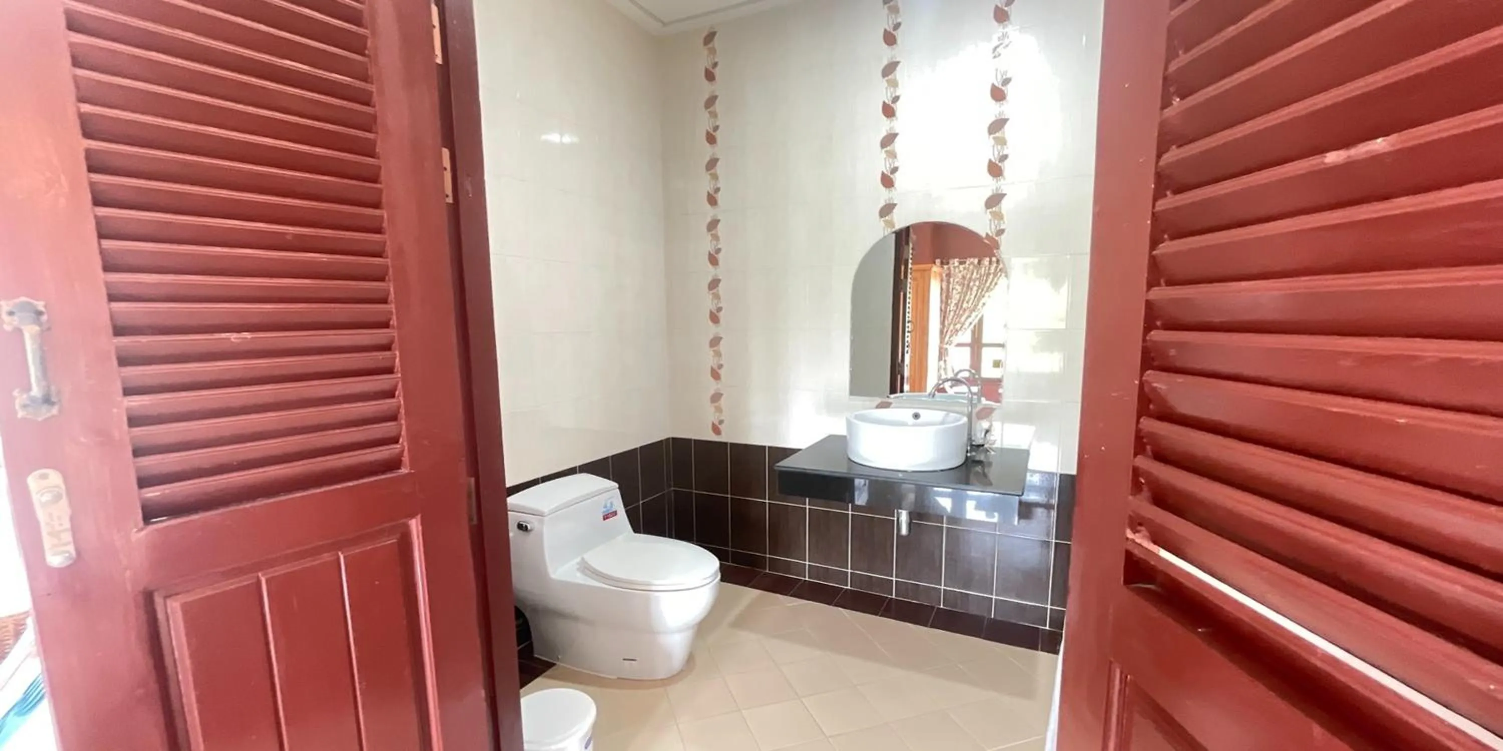 Toilet in Yellow Tique Hotel