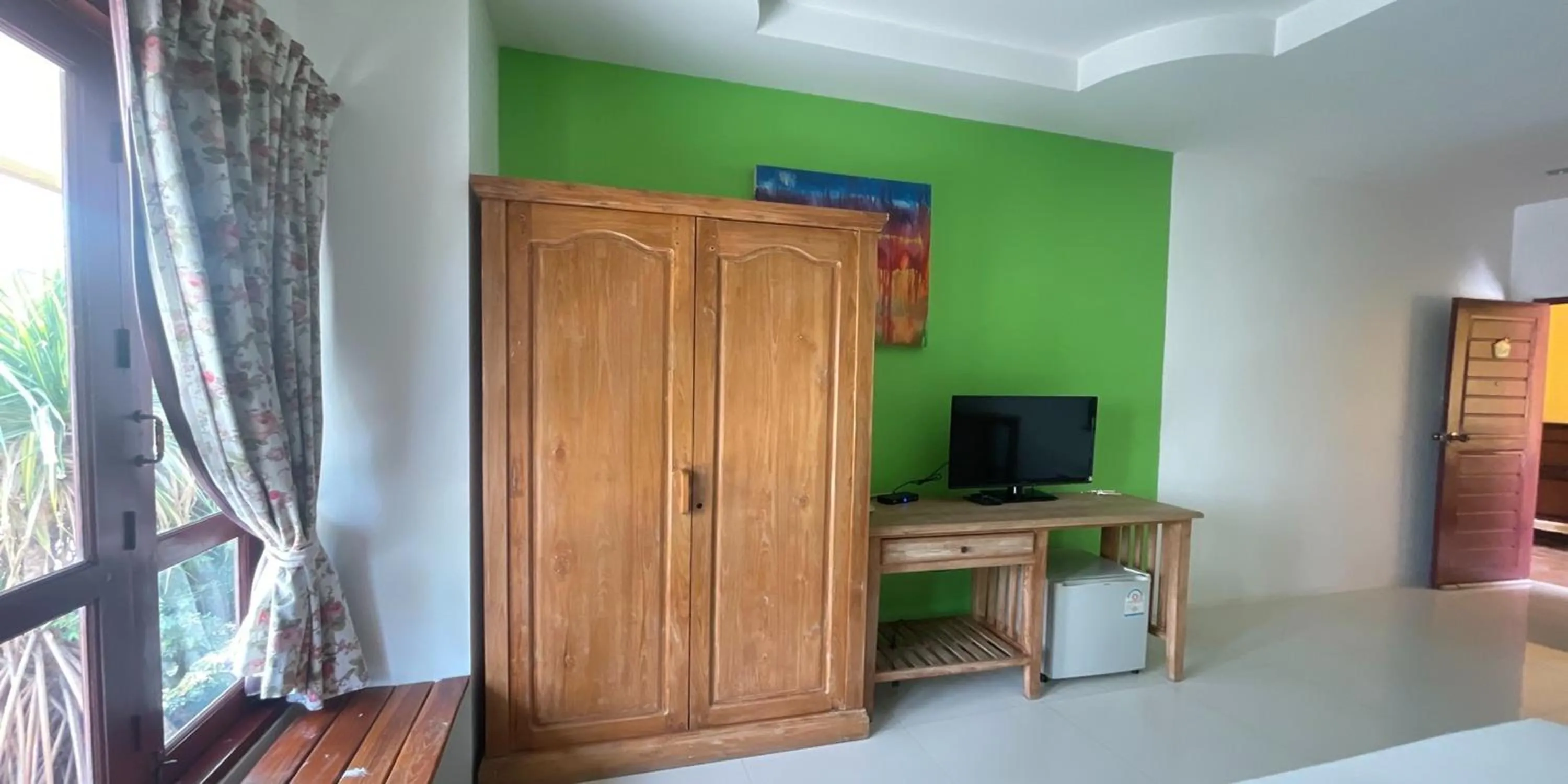 TV and multimedia in Yellow Tique Hotel