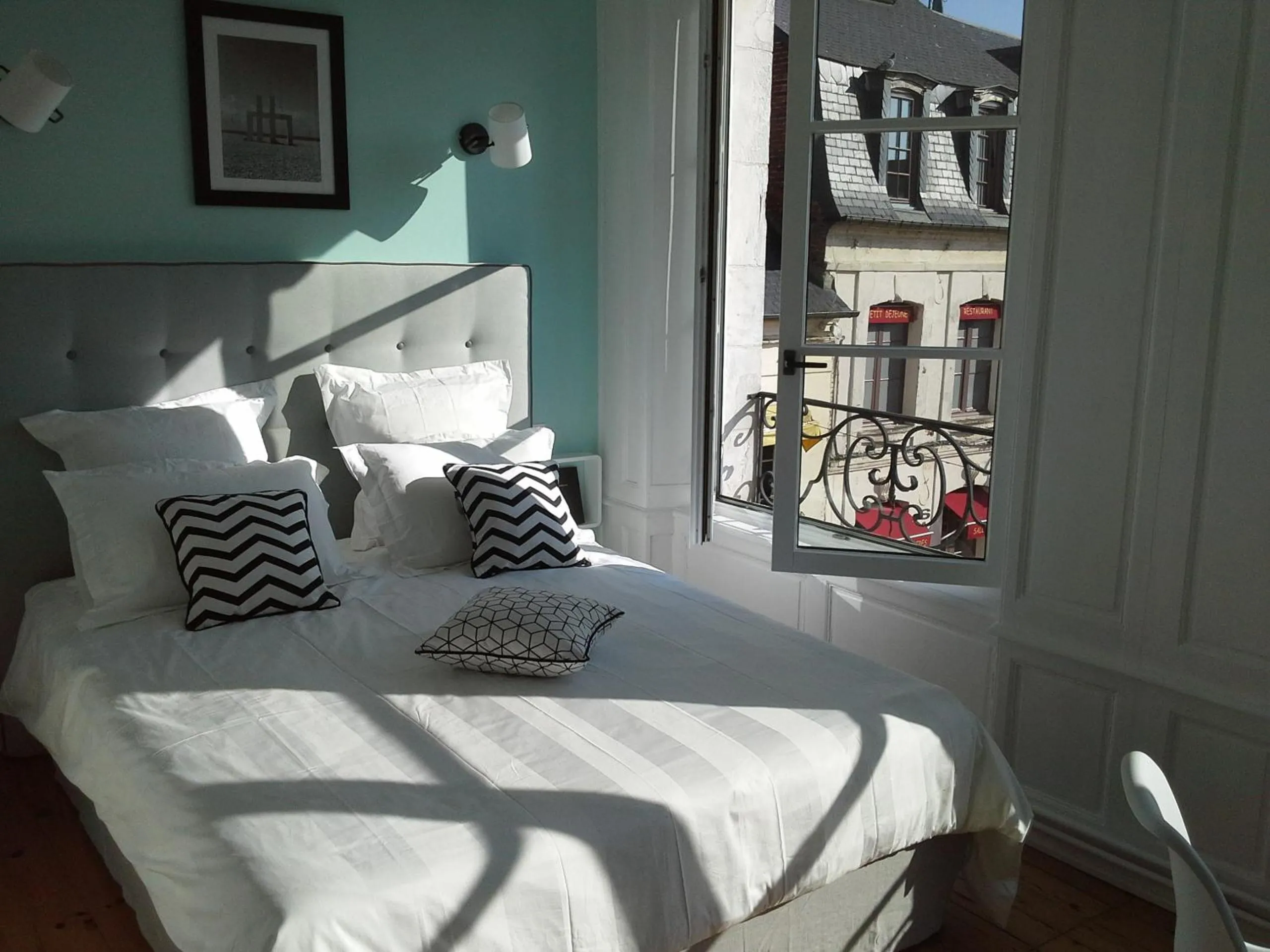 Photo of the whole room, Bed in Mansion Victorine
