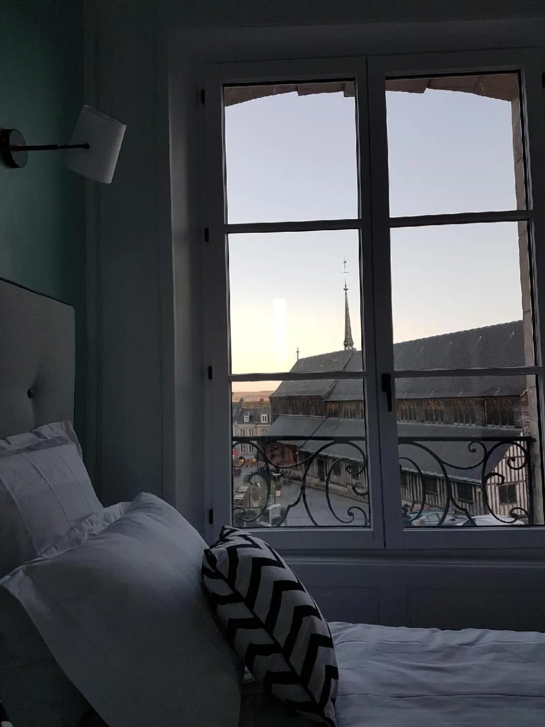 Landmark view, Bed in Mansion Victorine