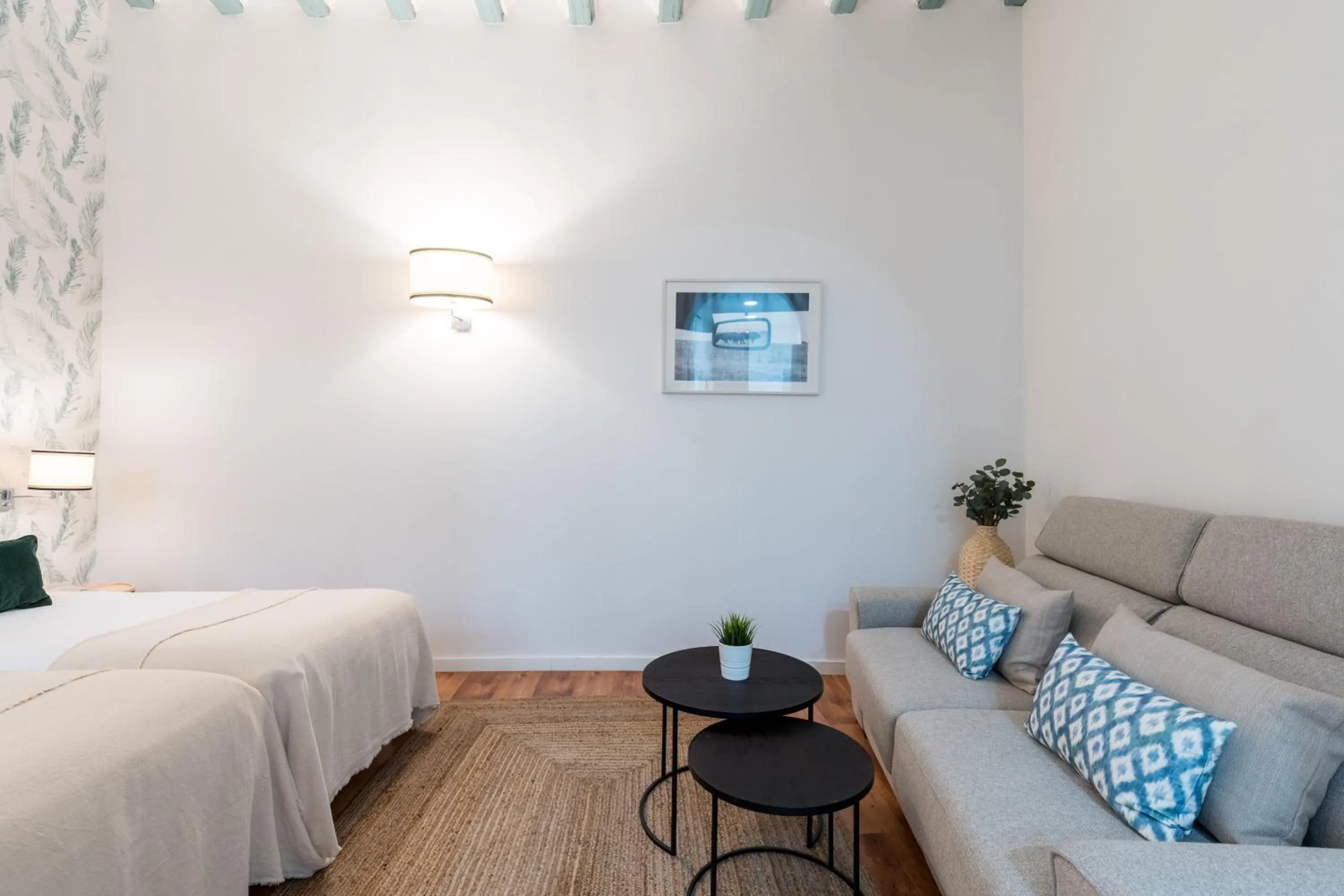 Photo of the whole room, Bed in Numa Seville Alegre