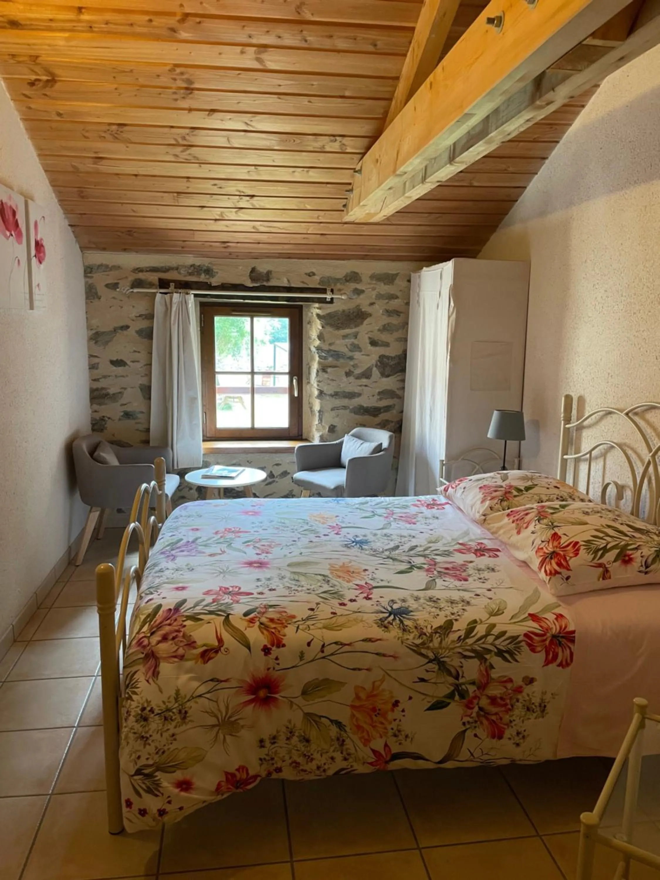 Photo of the whole room, Bed in Le Moulin de Drapras