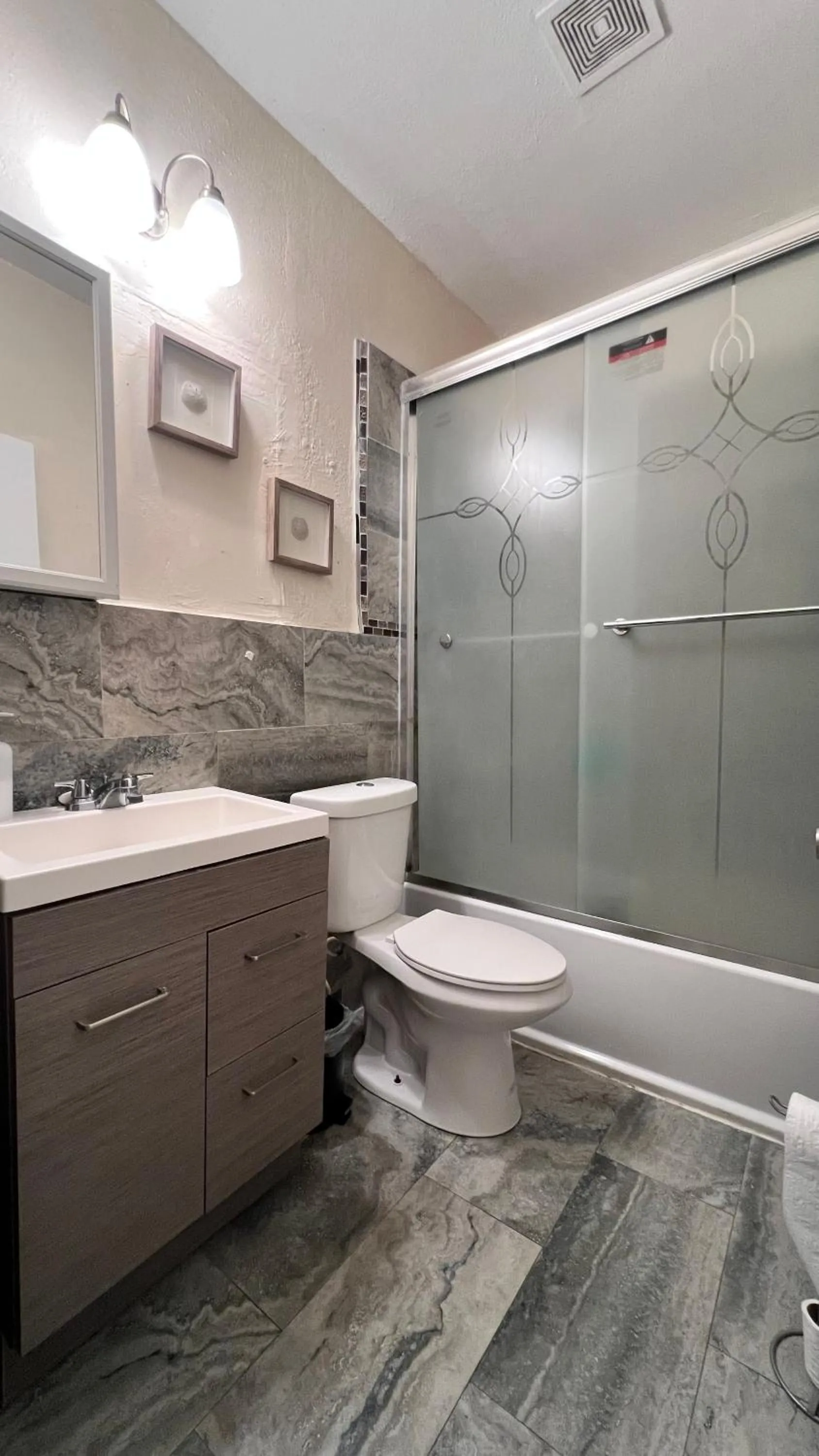 Bathroom in Graffiti Wynwood