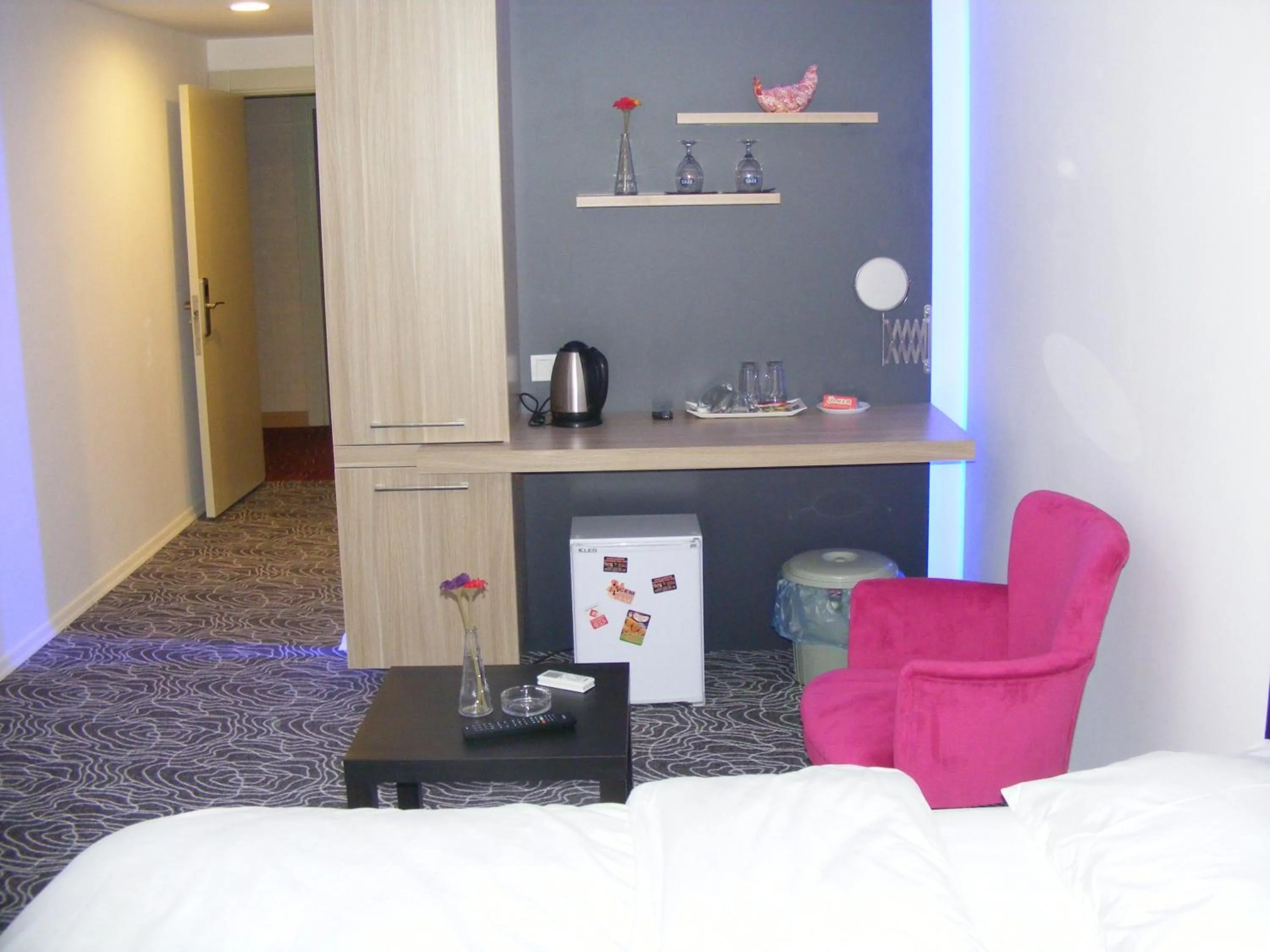 Photo of the whole room, Bed in KAT11