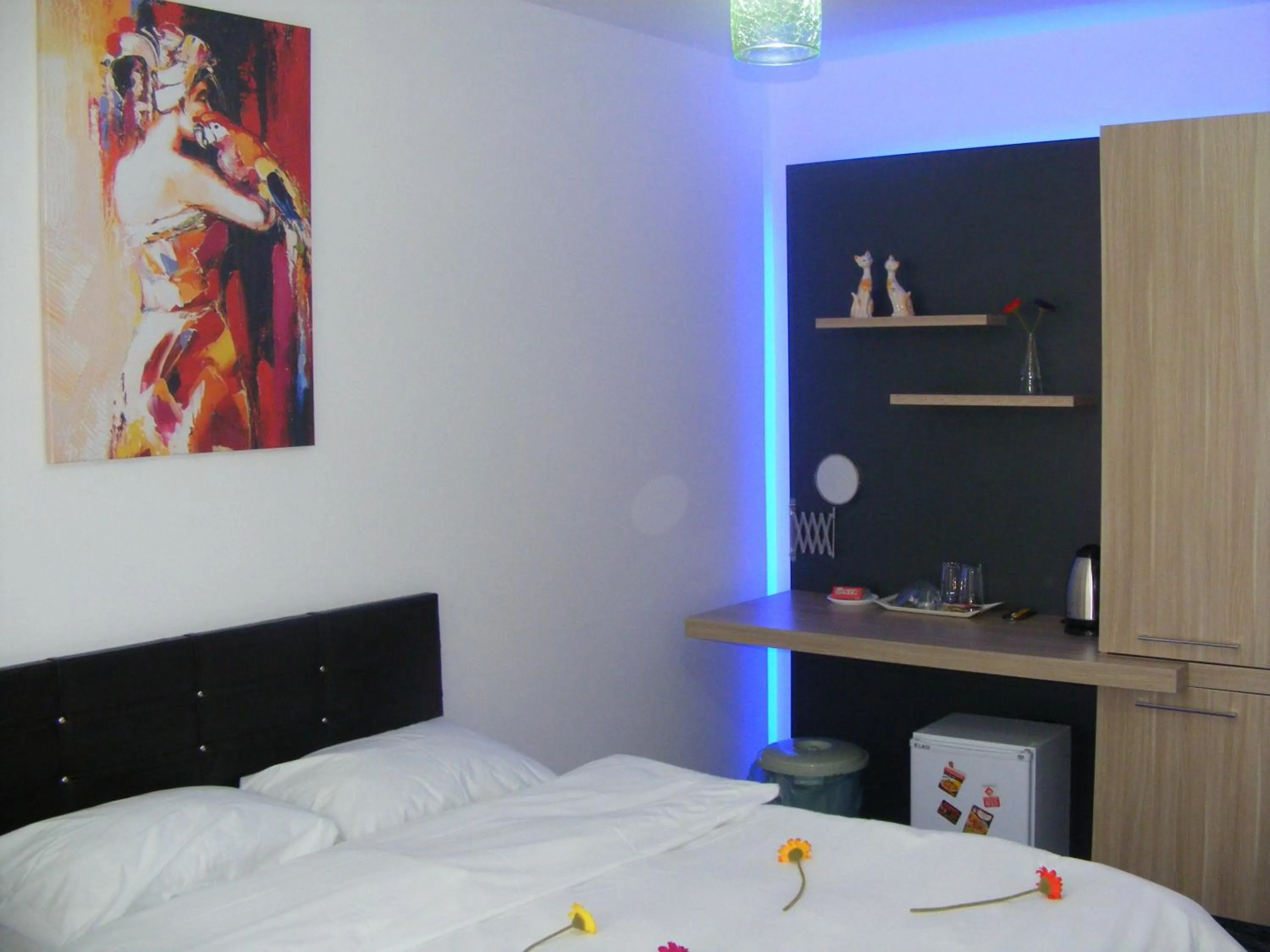 Photo of the whole room, Bed in KAT11