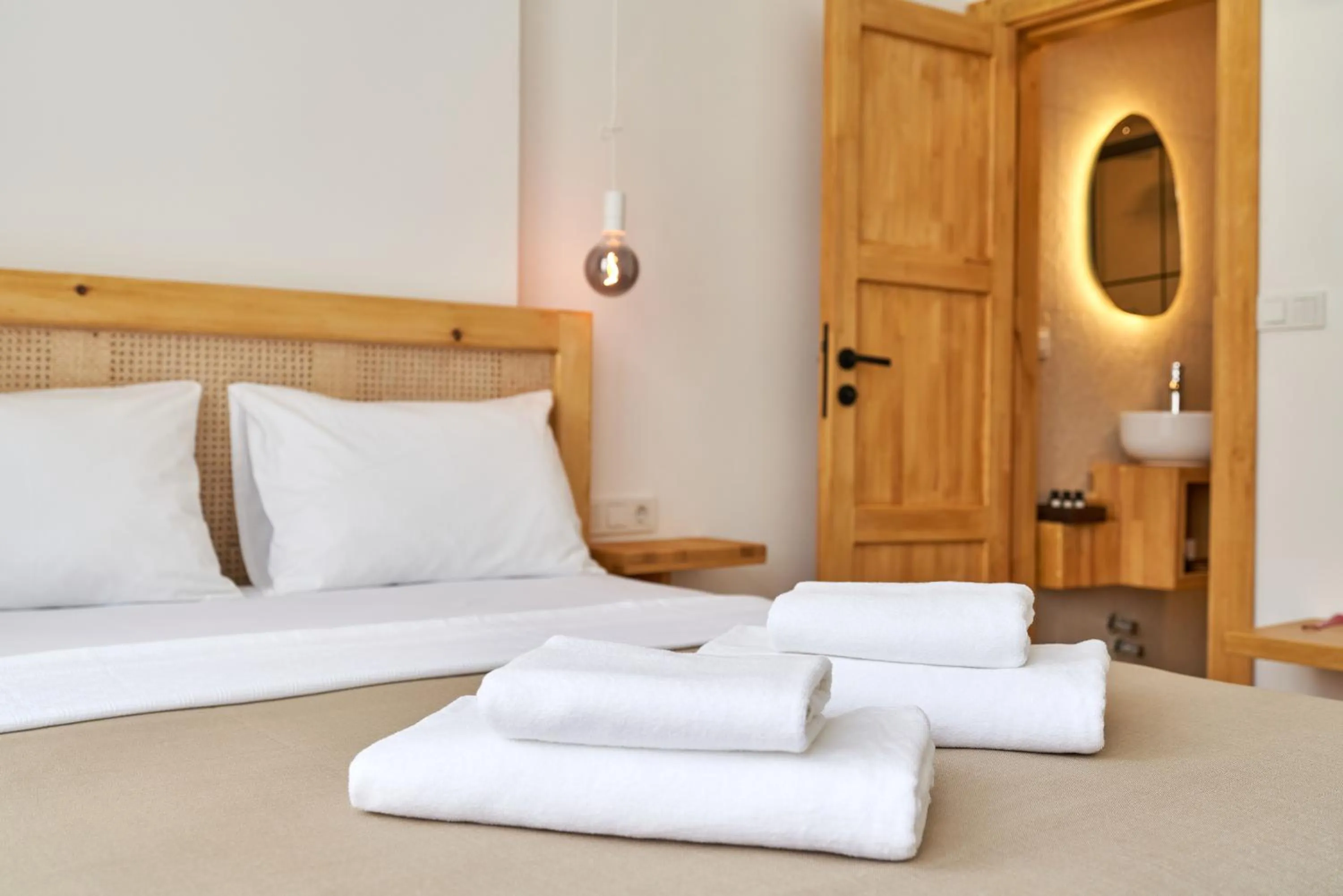 Photo of the whole room, Bed in Audo Local