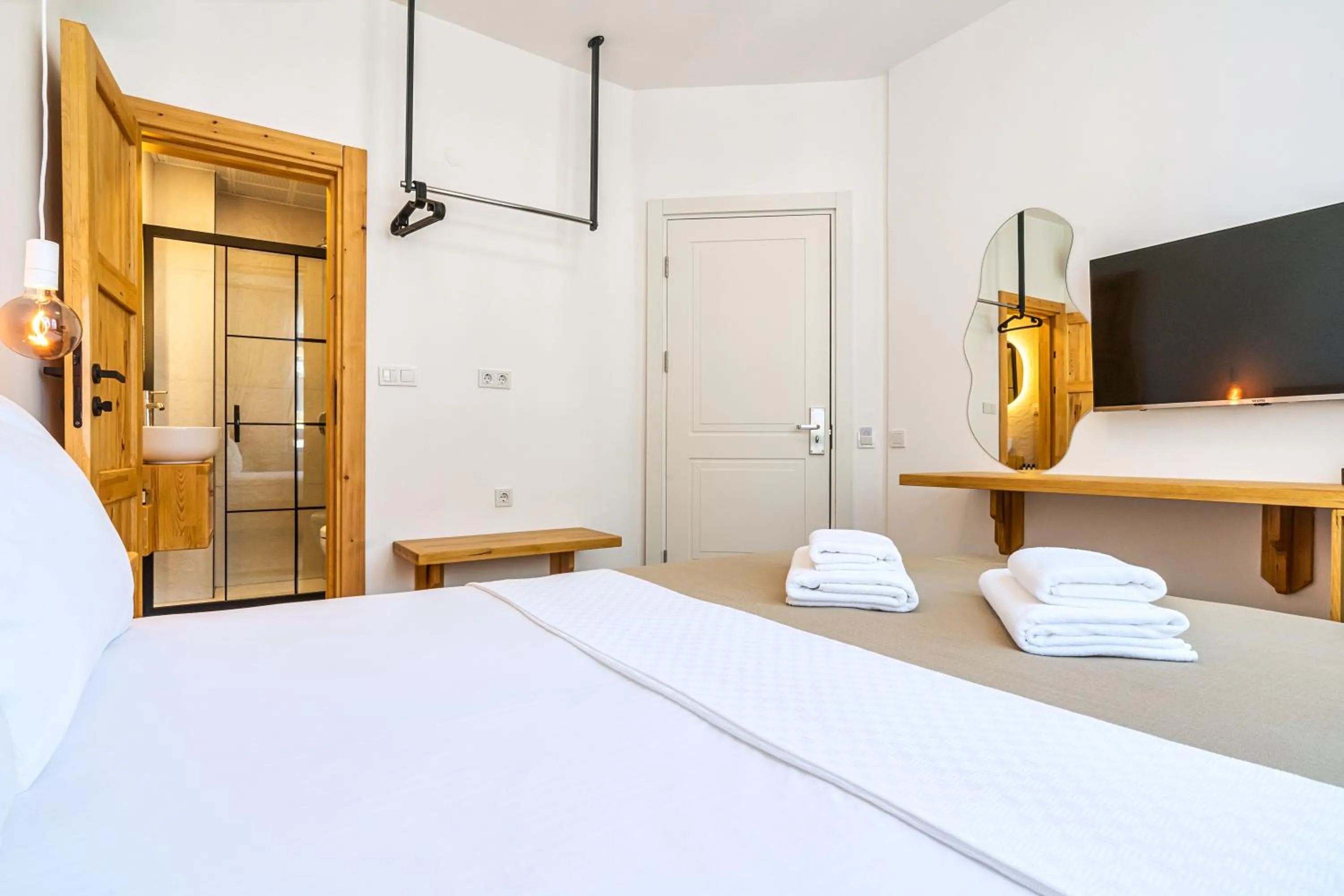 Photo of the whole room, Bed in Audo Local