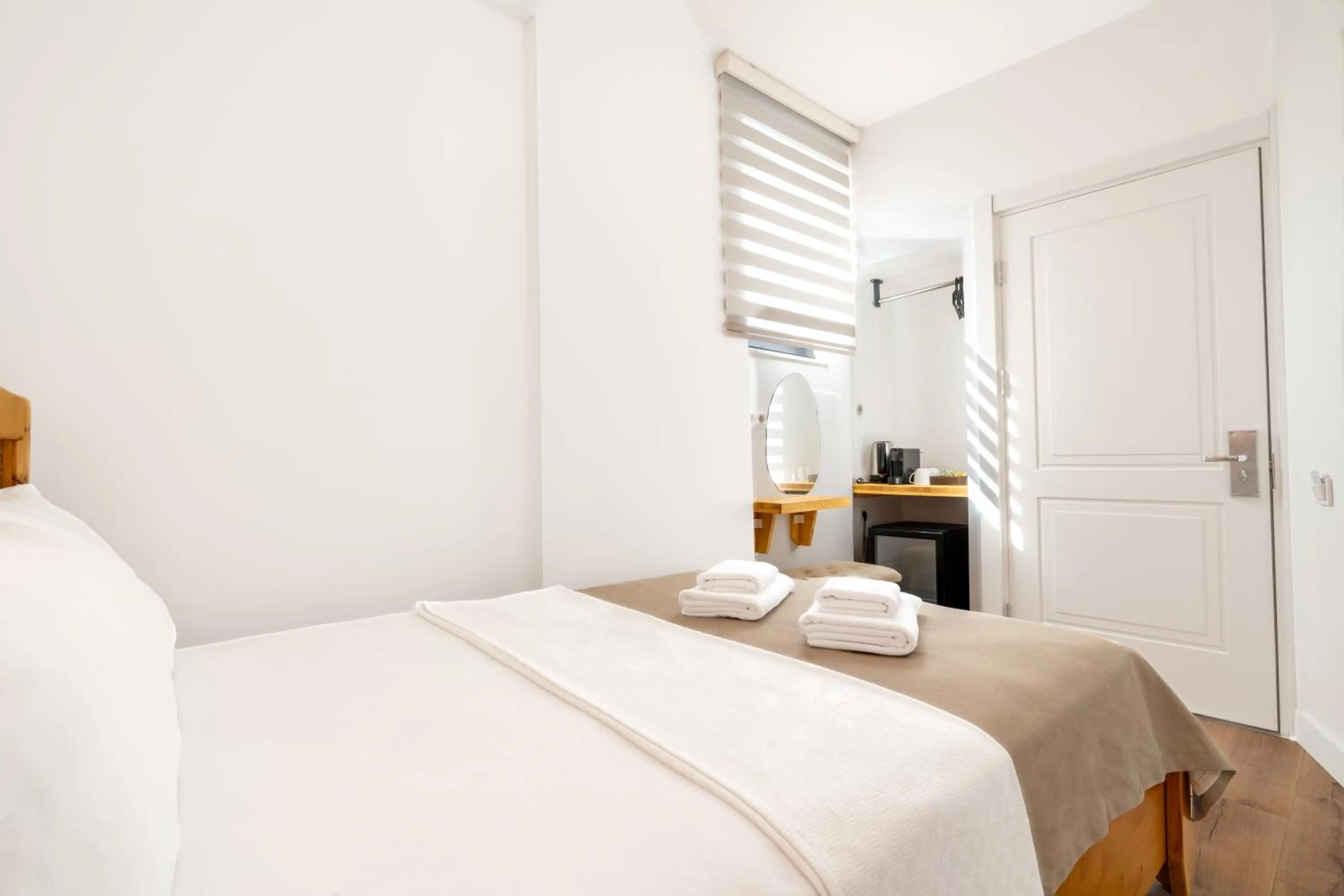 Photo of the whole room, Bed in Audo Local