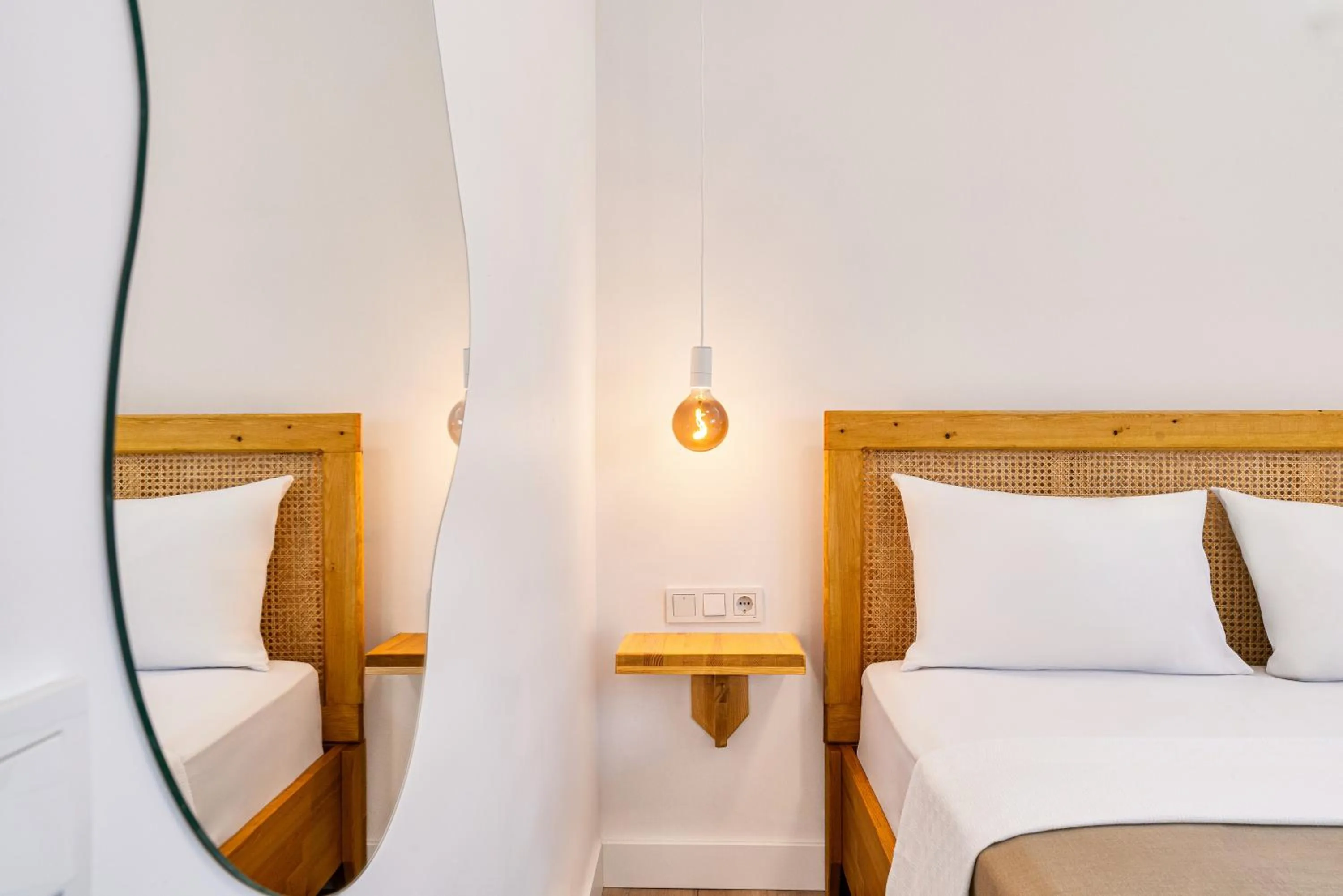 Photo of the whole room, Bed in Audo Local