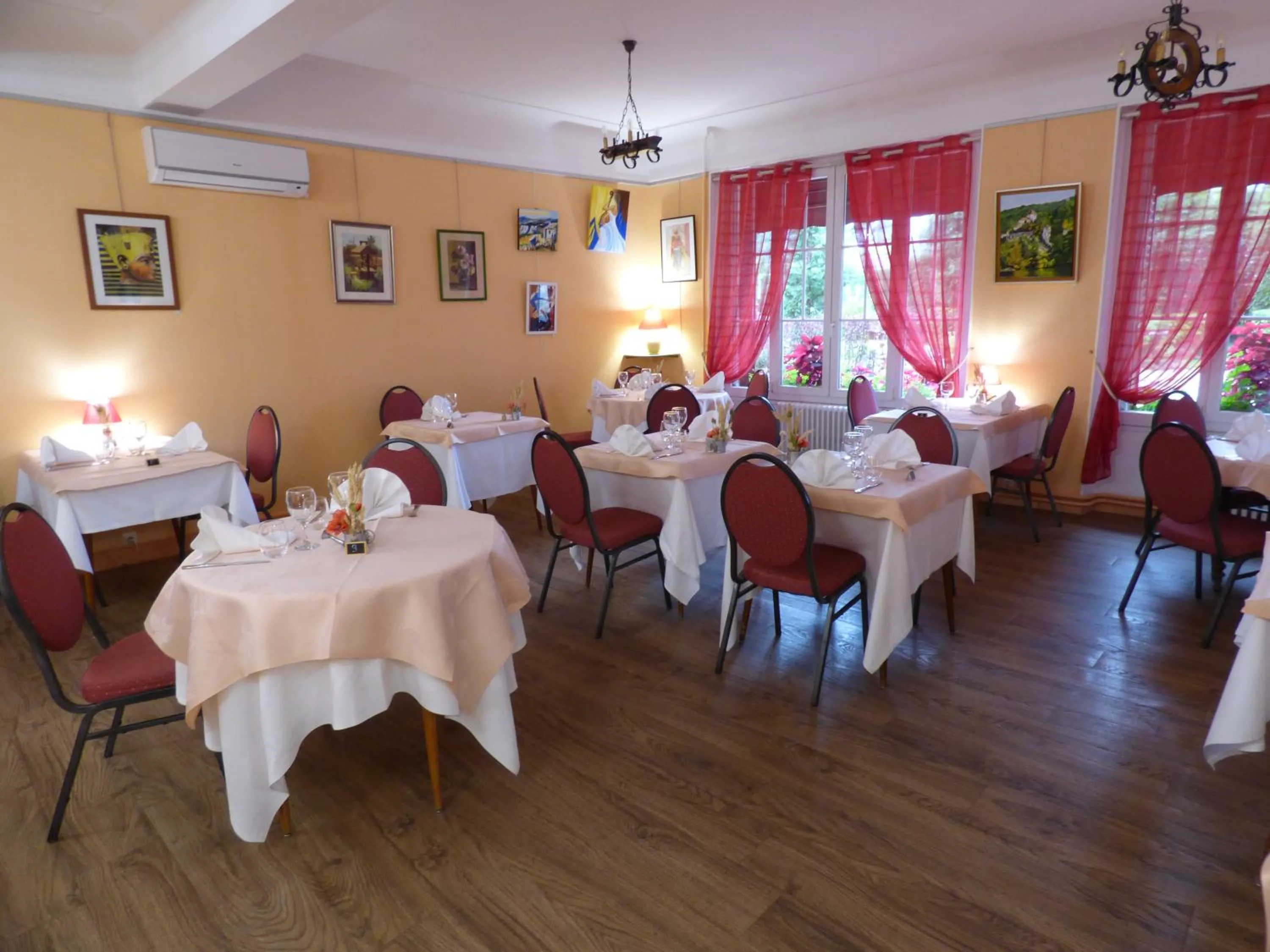 Restaurant/places to eat in Le Chalet de la Foret Hôtel 3 étoiles et Restaurant